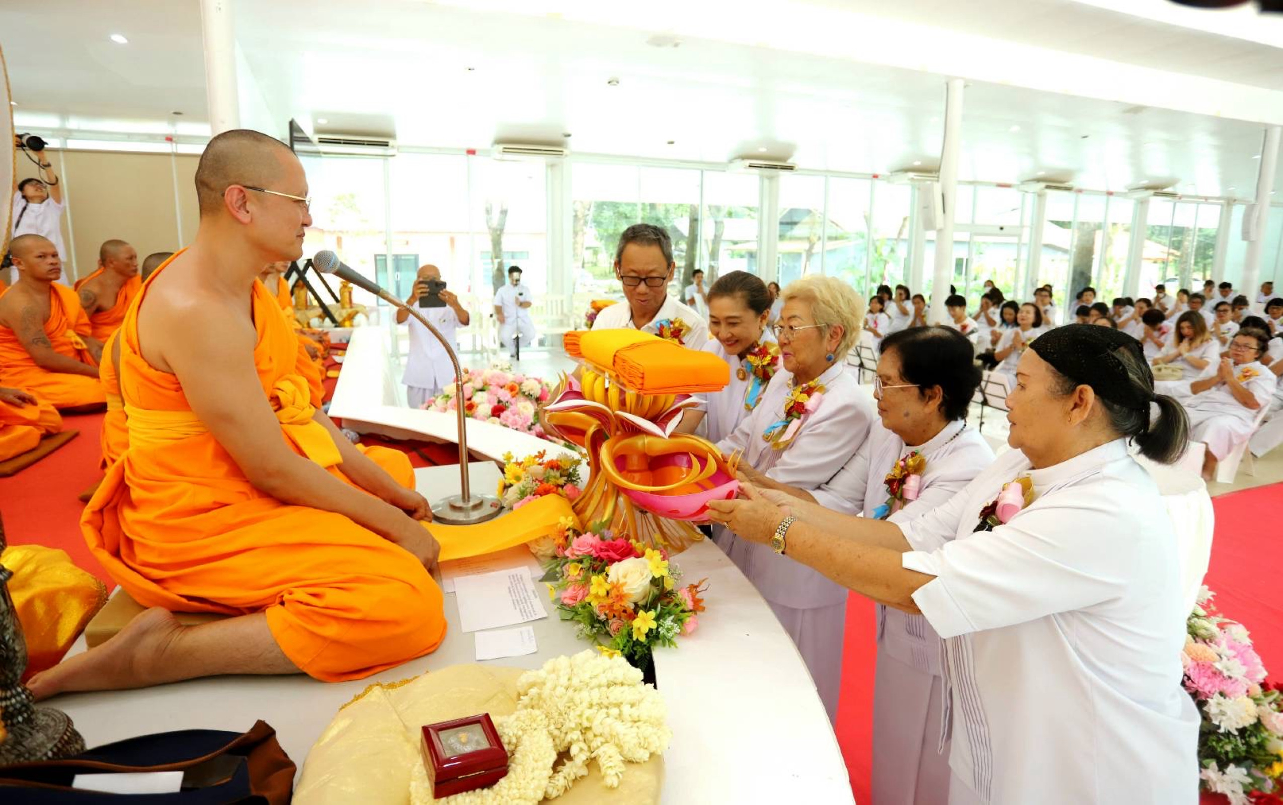 ภาพหมู่ถือพานถวายปัจจัยธุดงคสถานปราจีนบุรี