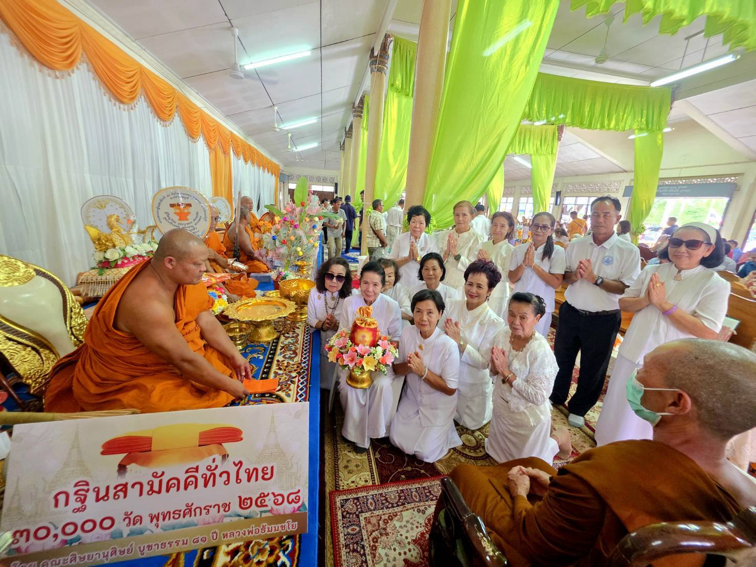 ภาพหมู่ถือพานถวายปัจจัยวัดใหม่พรหมสุวรรณ