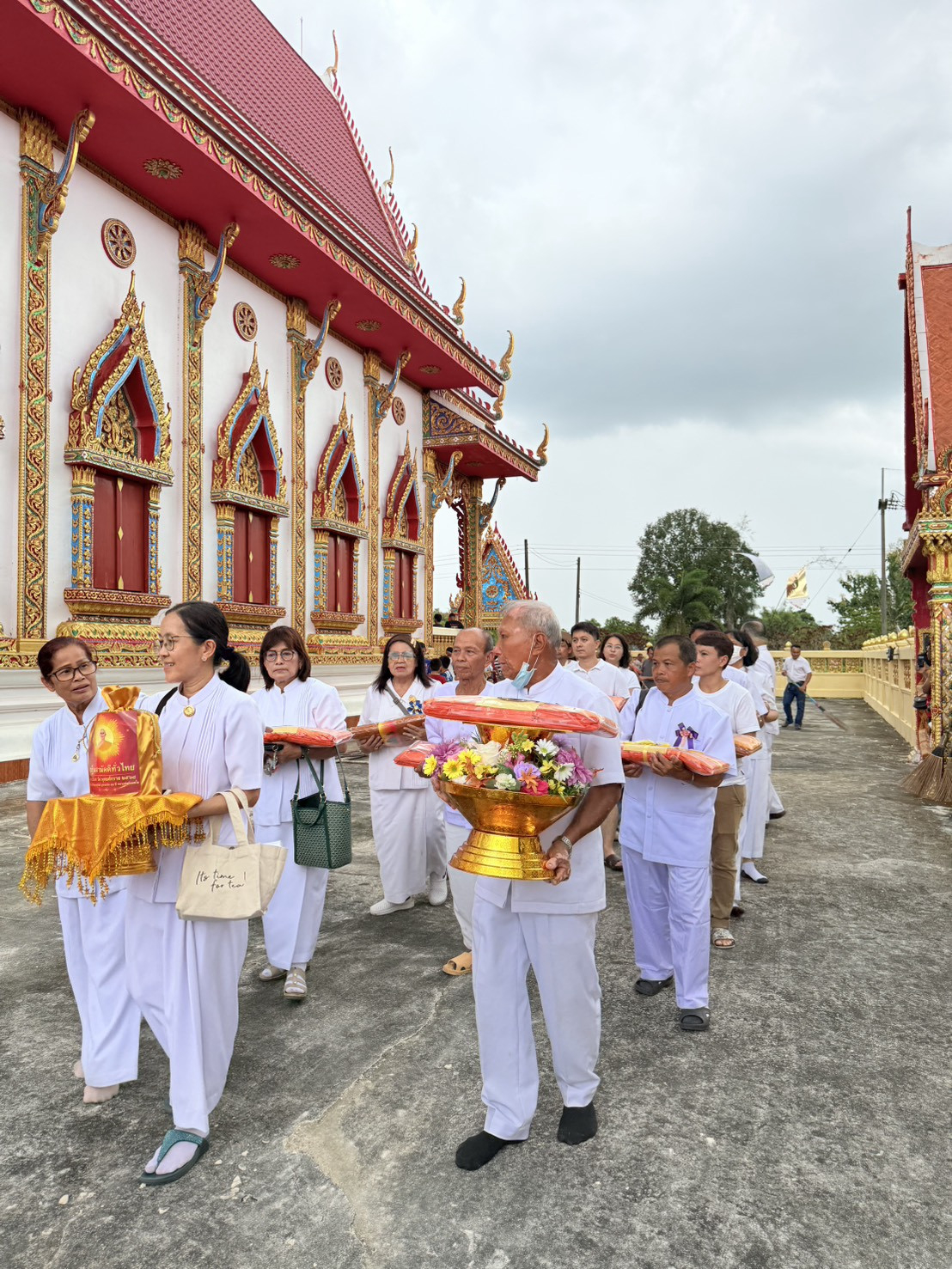 ภาพร่วมขบวนกฐินวัดคุ้มเจริญ