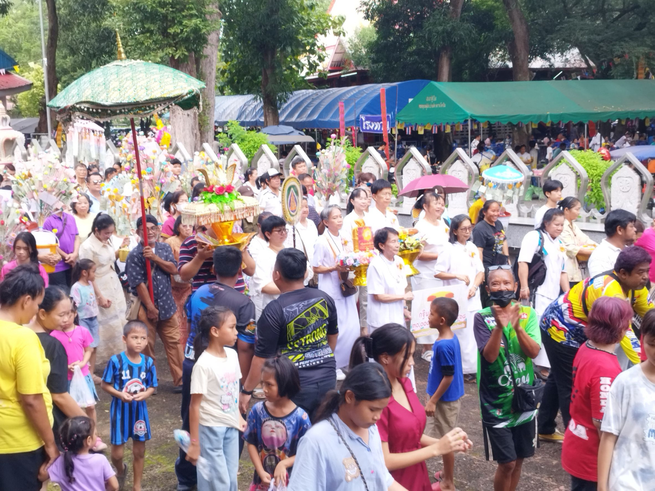 ภาพร่วมพิธีกรรมวัดสระมรกต