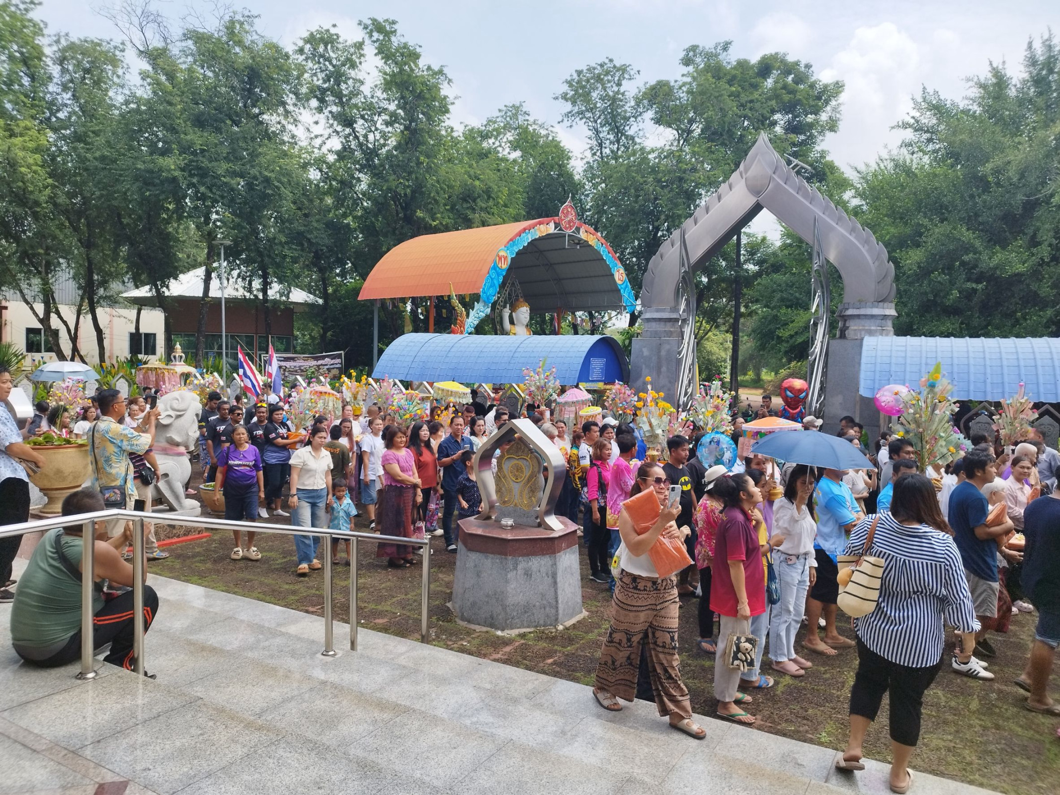 ภาพร่วมพิธีกรรมวัดสระมรกต
