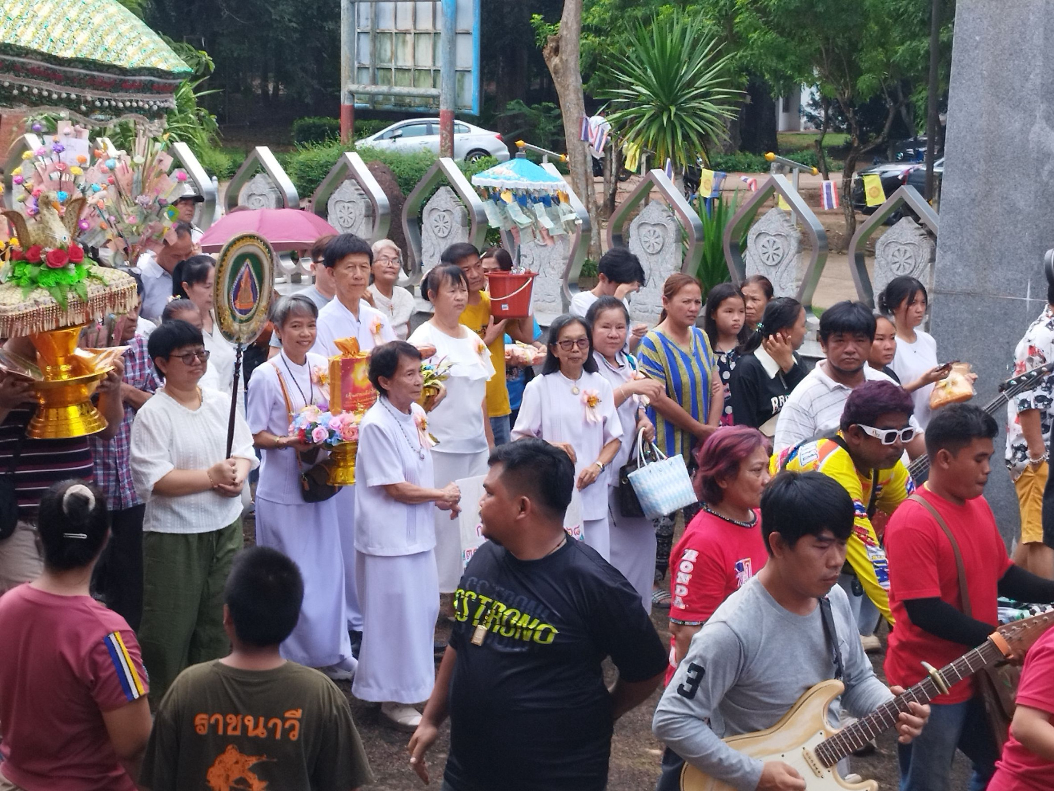 ภาพร่วมพิธีกรรมวัดสระมรกต