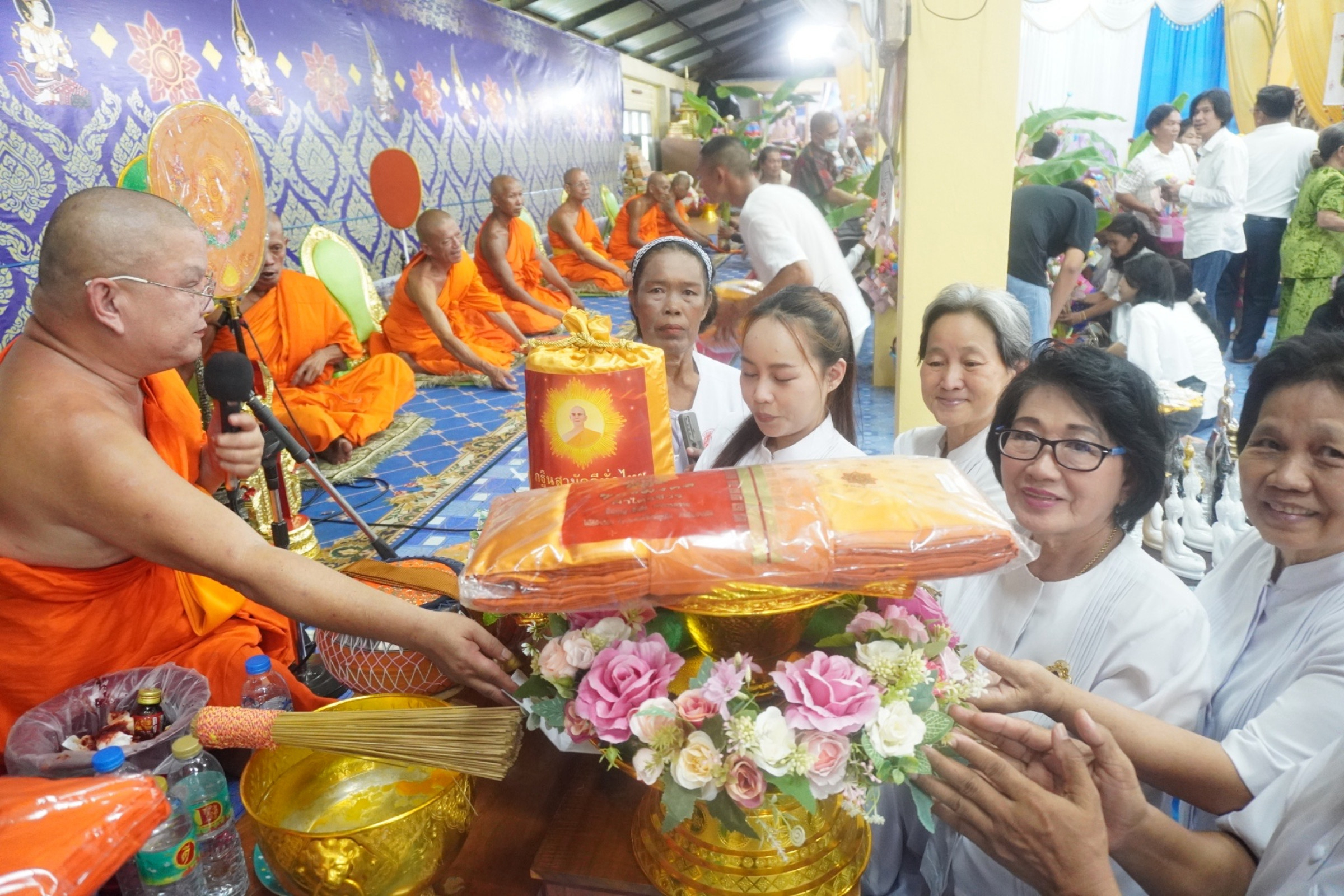 ภาพการถวายปัจจัยวัดบุเสี้ยวเจริญธรรม