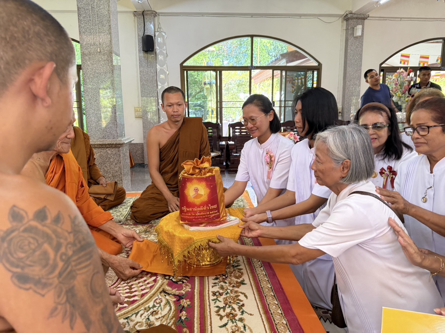 ภาพการถวายปัจจัยวัดป่าเนินกลาง