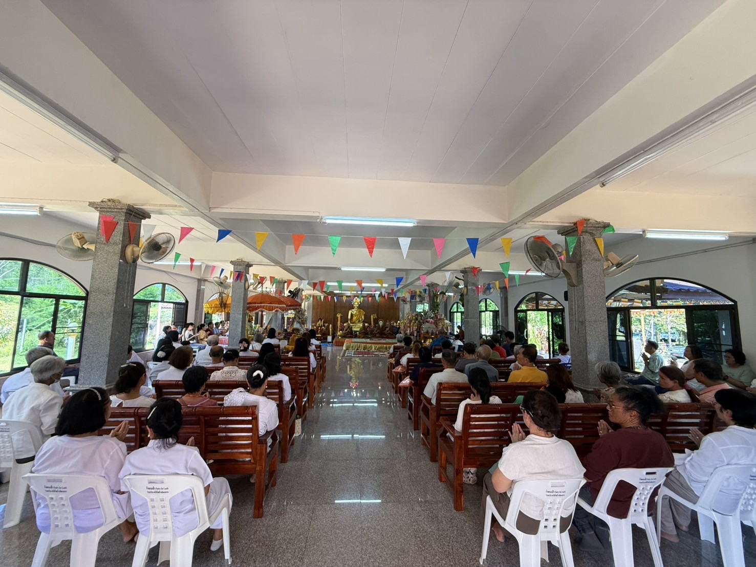 ภาพร่วมพิธีกรรมวัดป่าเนินกลาง