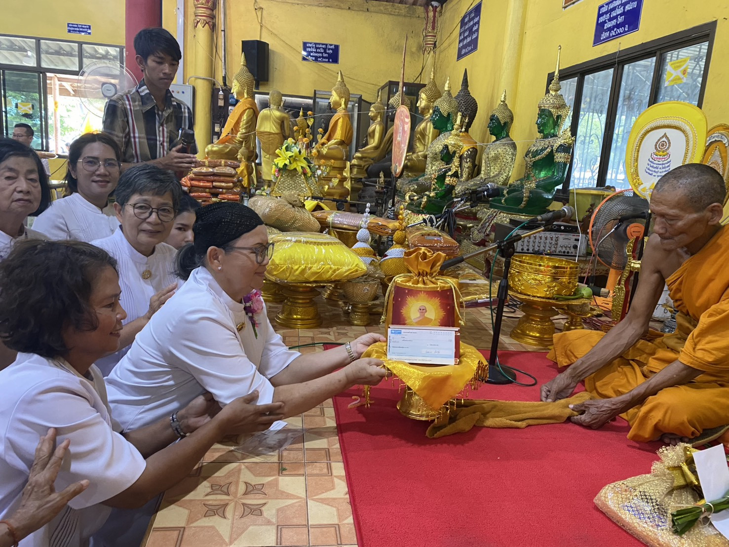 ภาพหมู่ถือพานถวายปัจจัยวัดสันทรีย์