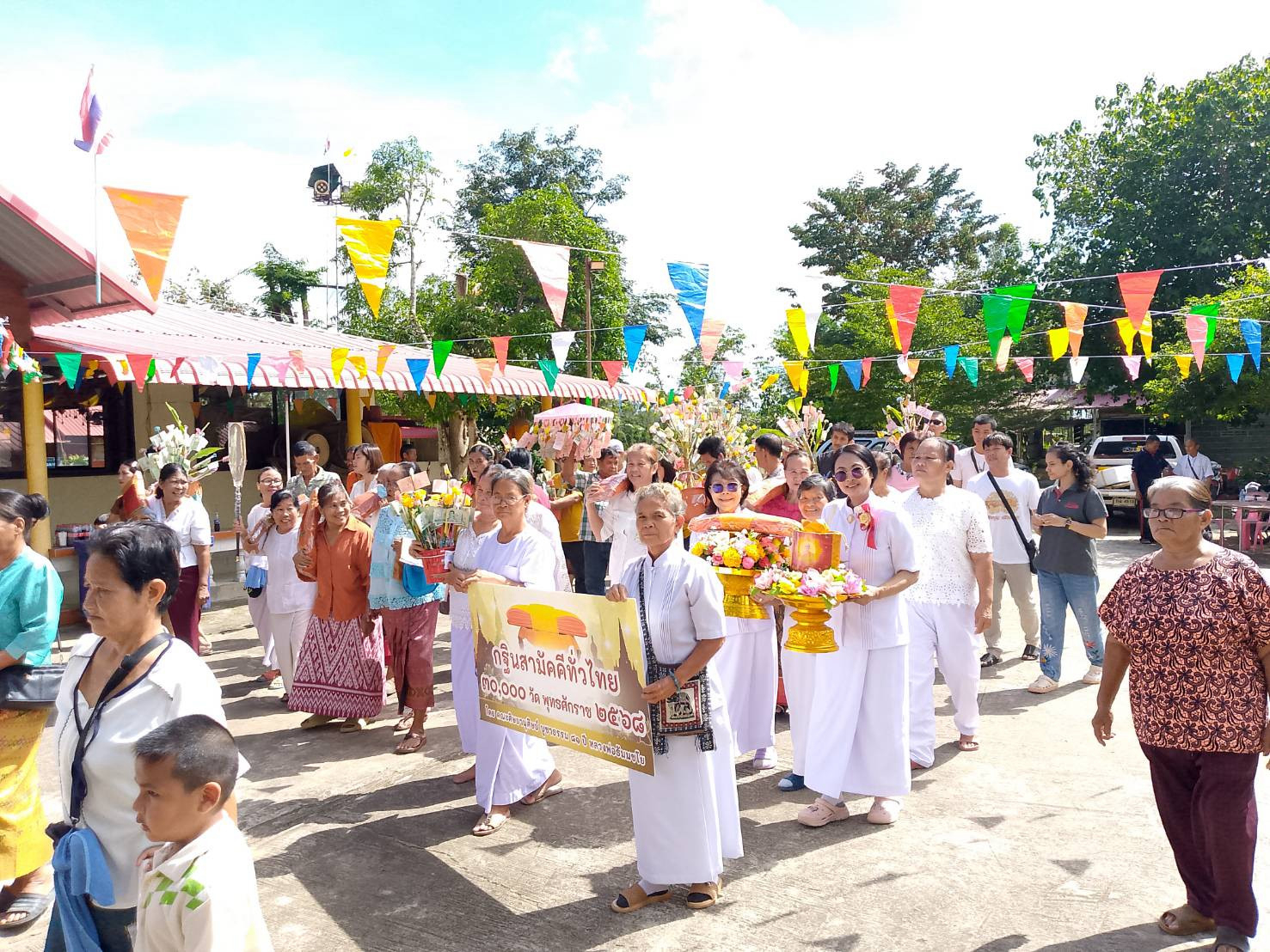 ภาพหมู่ถือพานถวายปัจจัยที่พักสงฆ์หนองหอยเก่า