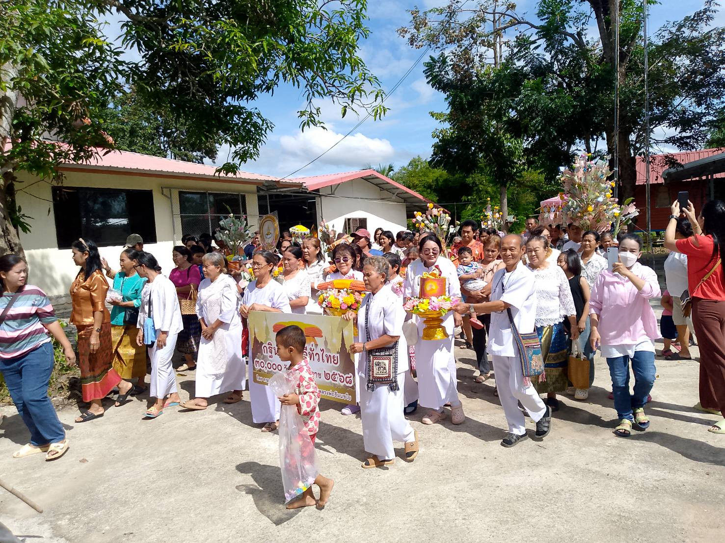ภาพร่วมพิธีกรรมที่พักสงฆ์หนองหอยเก่า