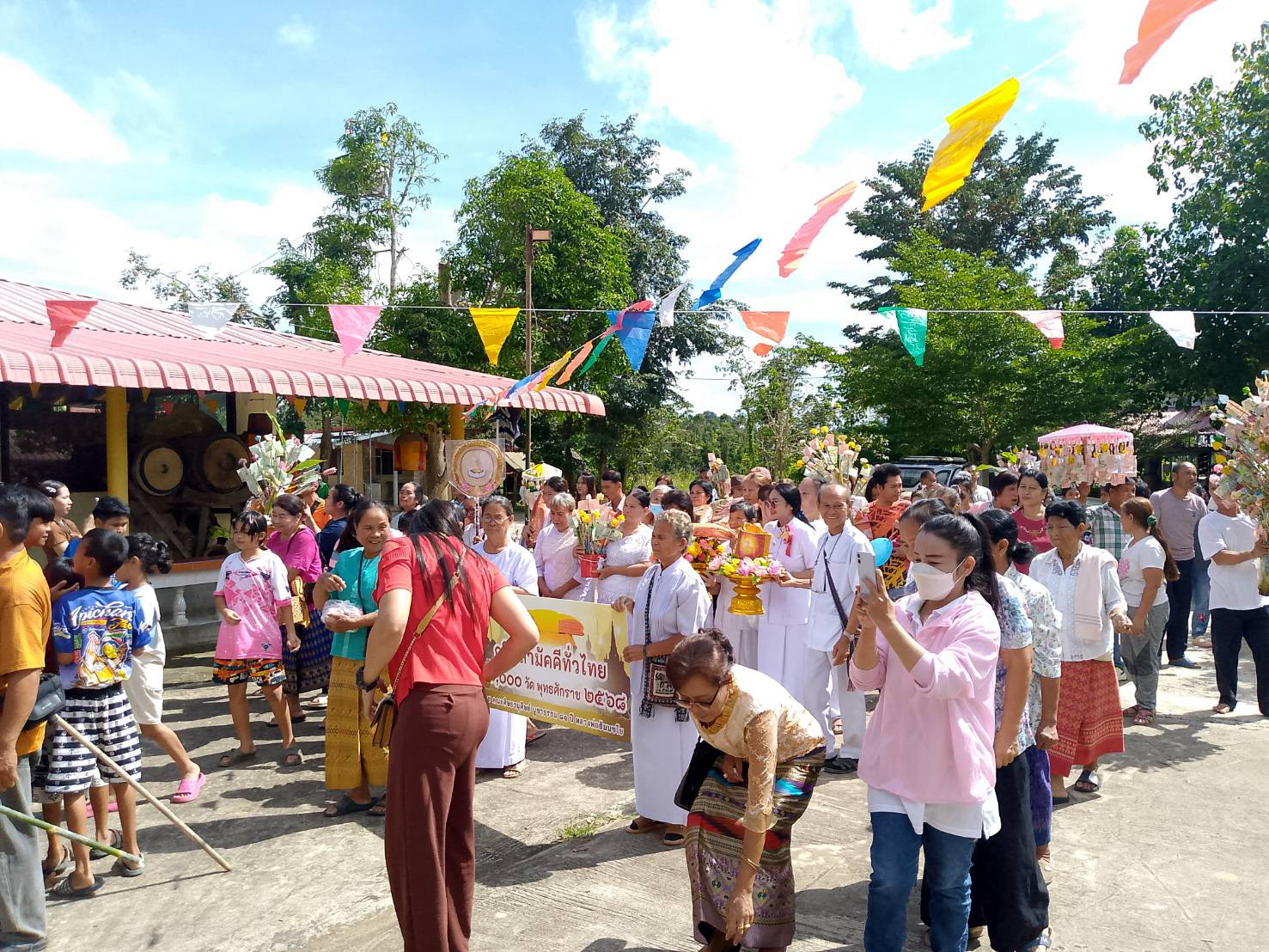 ภาพร่วมพิธีกรรมที่พักสงฆ์หนองหอยเก่า