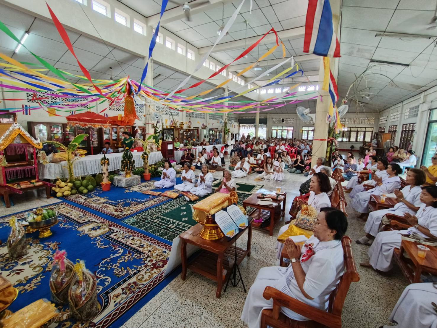 ภาพร่วมพิธีกรรมวัดเนินบาก