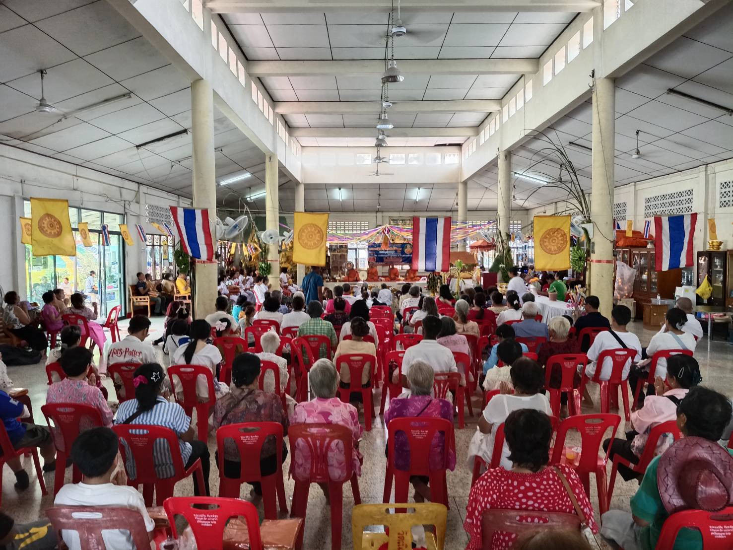 ภาพร่วมพิธีกรรมวัดเนินบาก