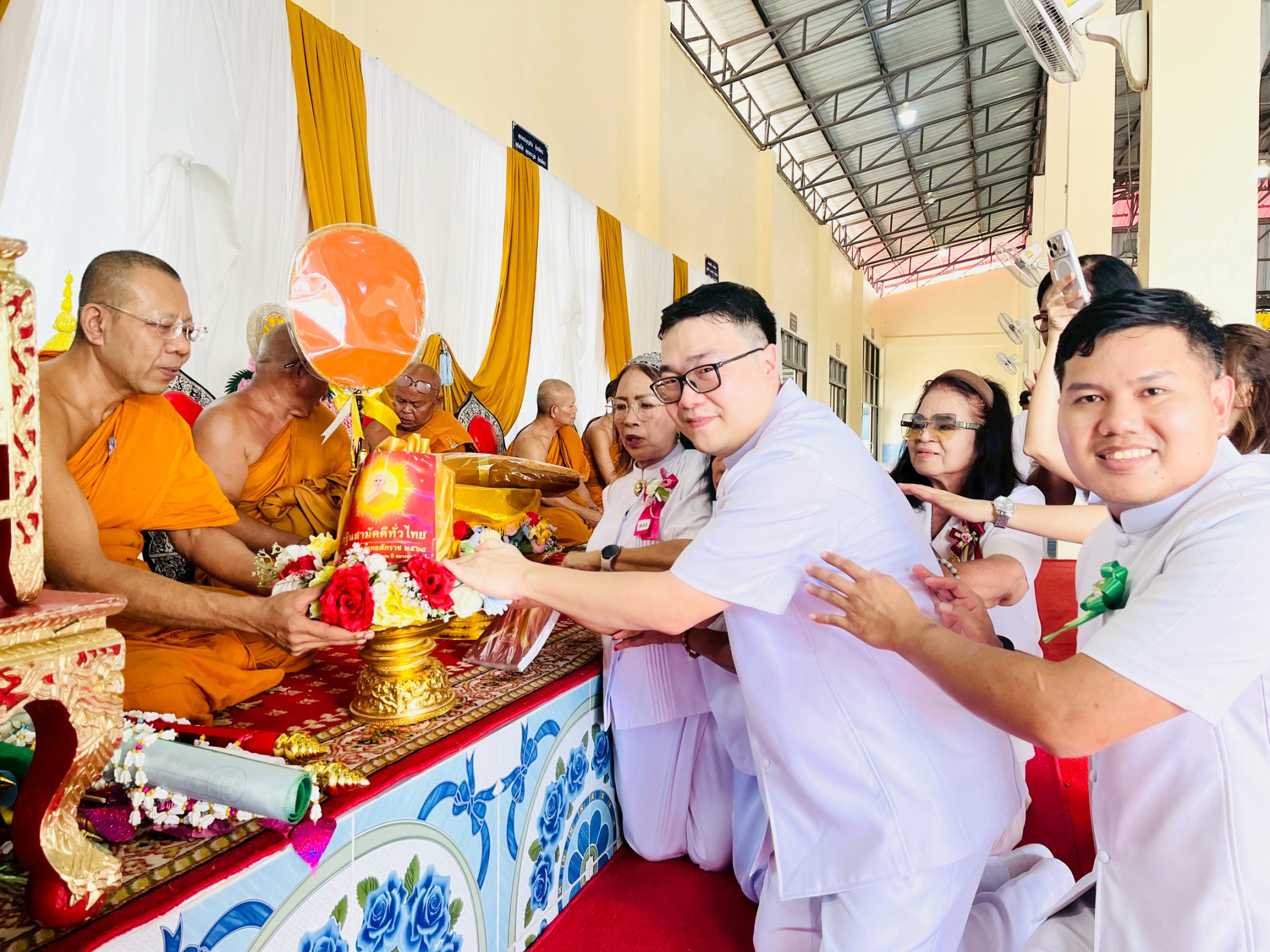 ภาพการถวายปัจจัยวัดสามัคคีภิรมย์
