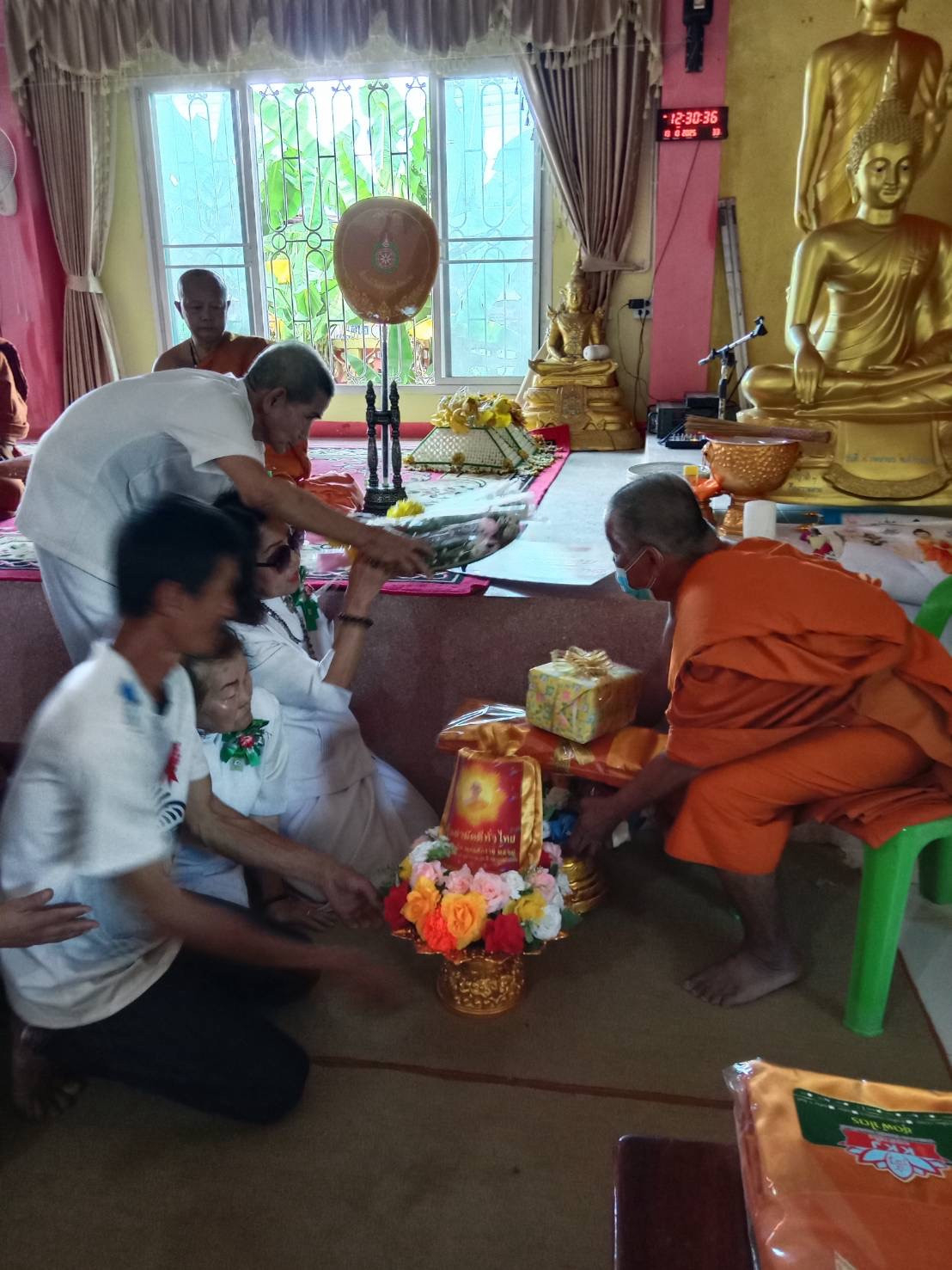 ภาพการถวายปัจจัยวัดสระขุด