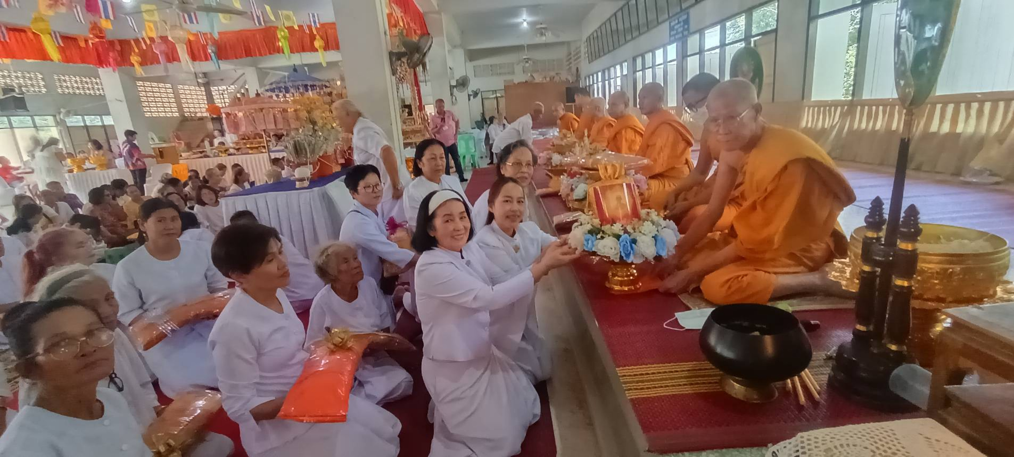 ภาพหมู่ถือพานถวายปัจจัยวัดหาดสูง