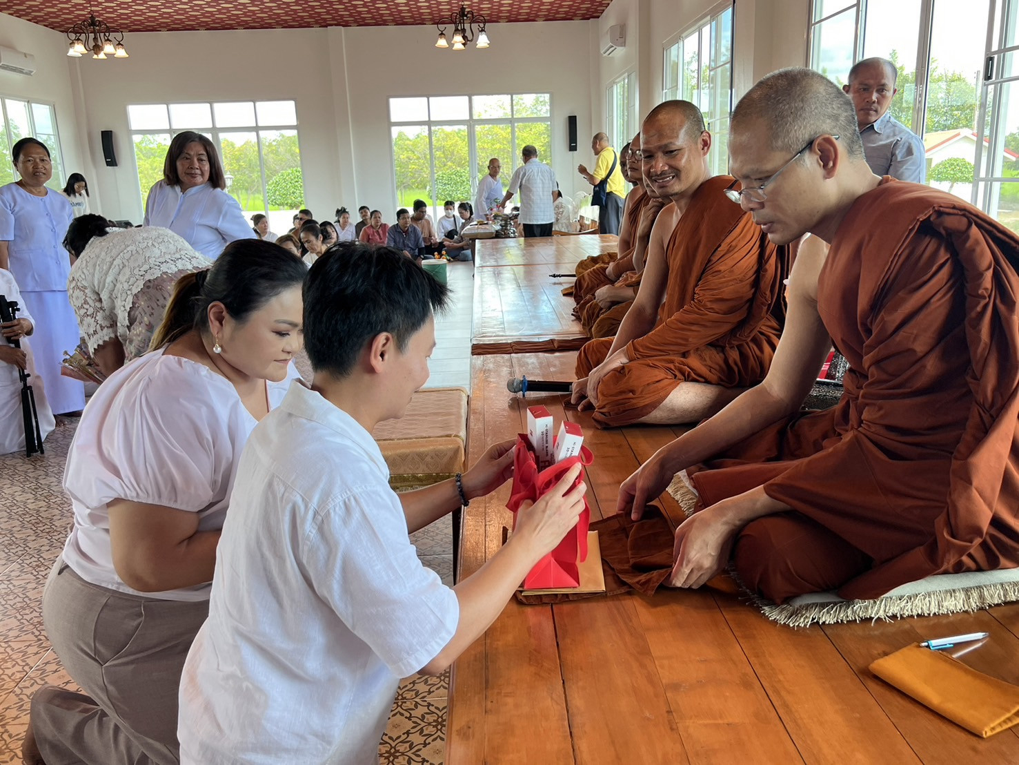 ภาพการถวายปัจจัยวัดทุ่งหนองอ้อ