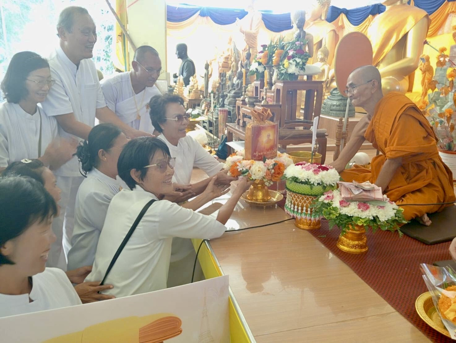 ภาพการถวายปัจจัยวัดกระเฉท