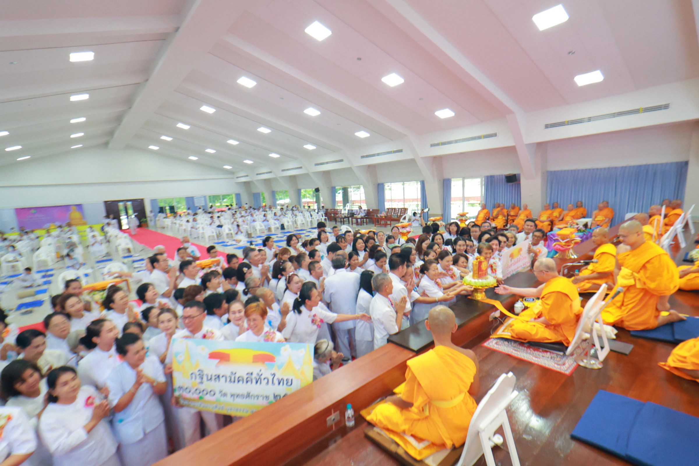 ภาพการถวายปัจจัยศูนย์ปฏิบัติธรรมจังหวัดระยอง (เขาช่องลม)