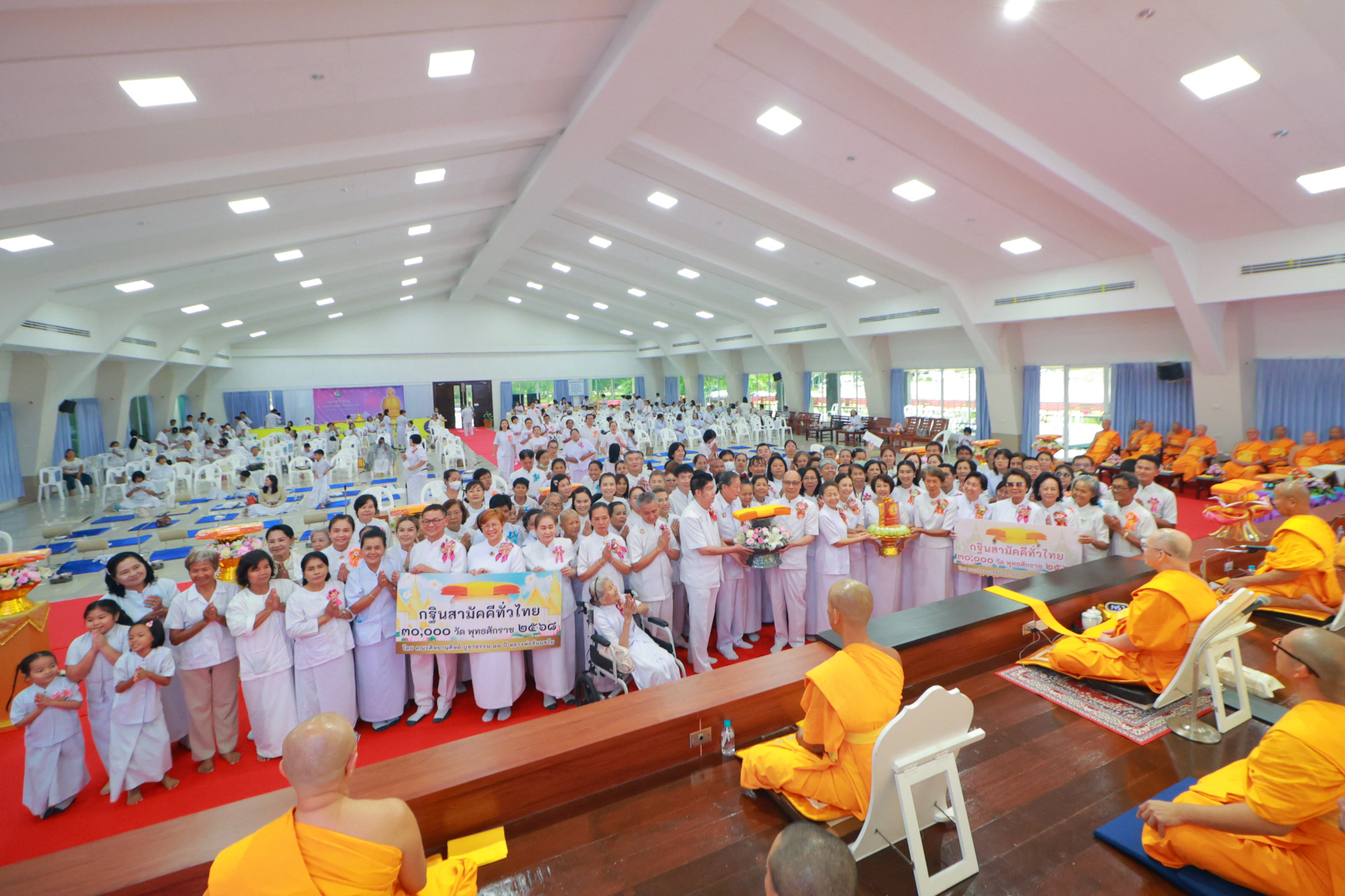 ภาพหมู่ถือพานถวายปัจจัยศูนย์ปฏิบัติธรรมจังหวัดระยอง (เขาช่องลม)