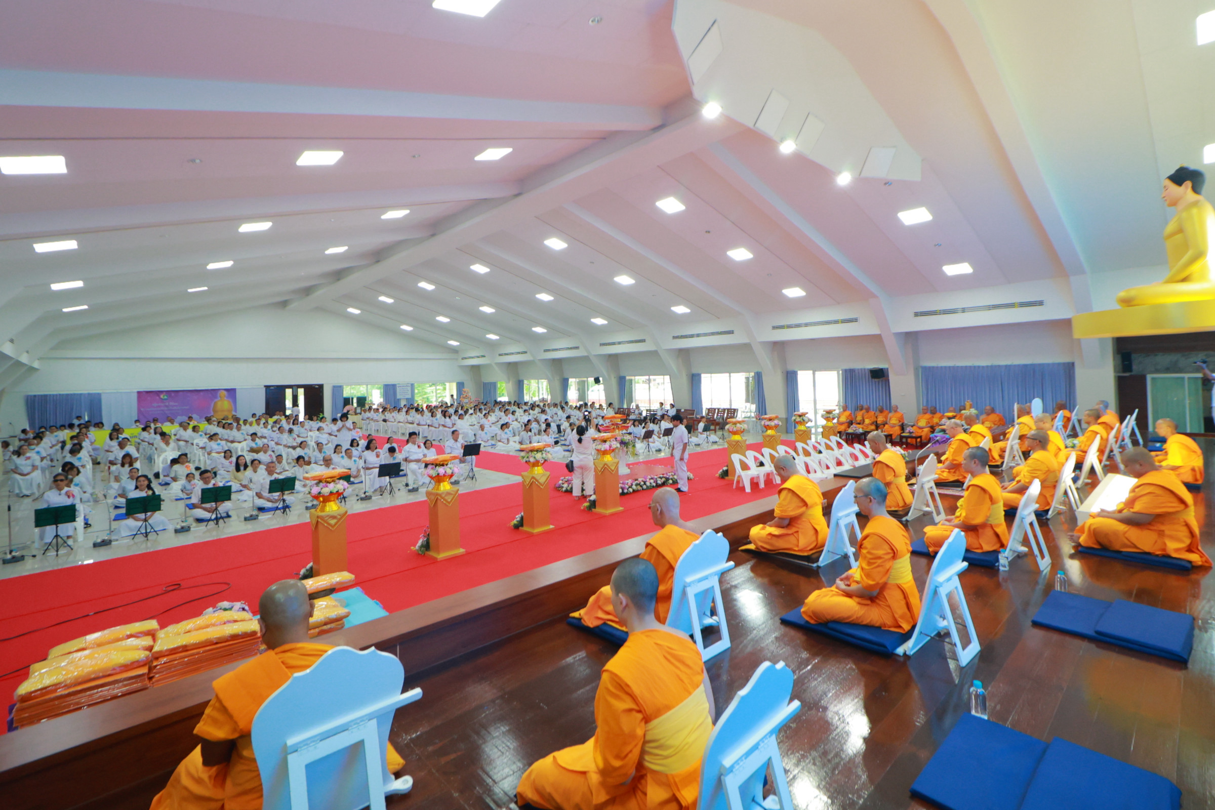 ภาพร่วมพิธีกรรมศูนย์ปฏิบัติธรรมจังหวัดระยอง (เขาช่องลม)