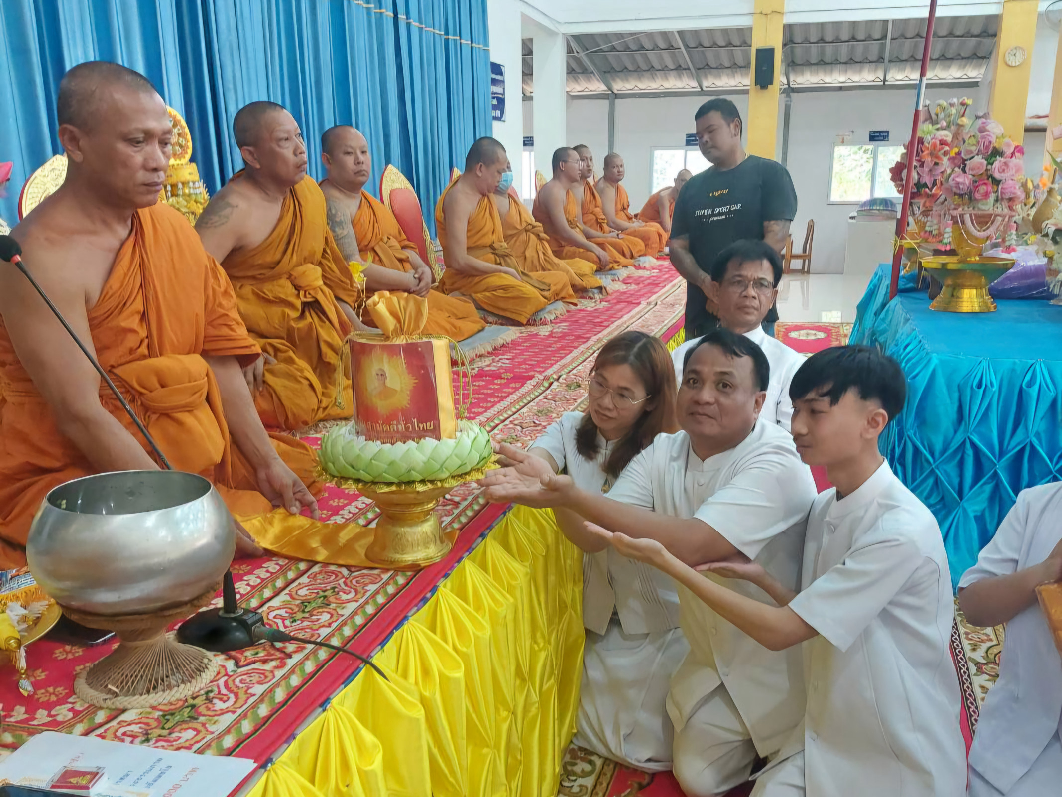 ภาพการถวายปัจจัยวัดเขาตาอิ๋น