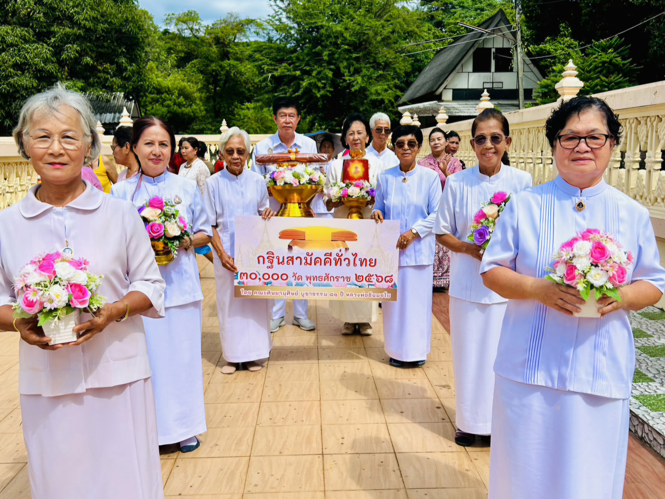 ภาพร่วมขบวนกฐินวัดเภตราสุขารมย์