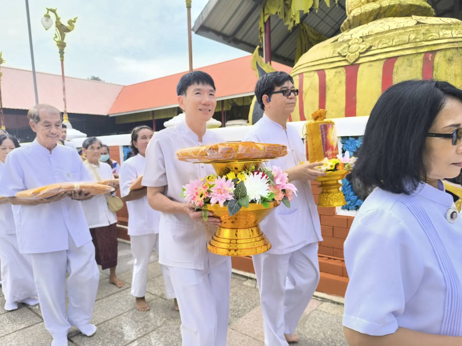 ภาพร่วมพิธีกรรมวัดอ่างแก้ว