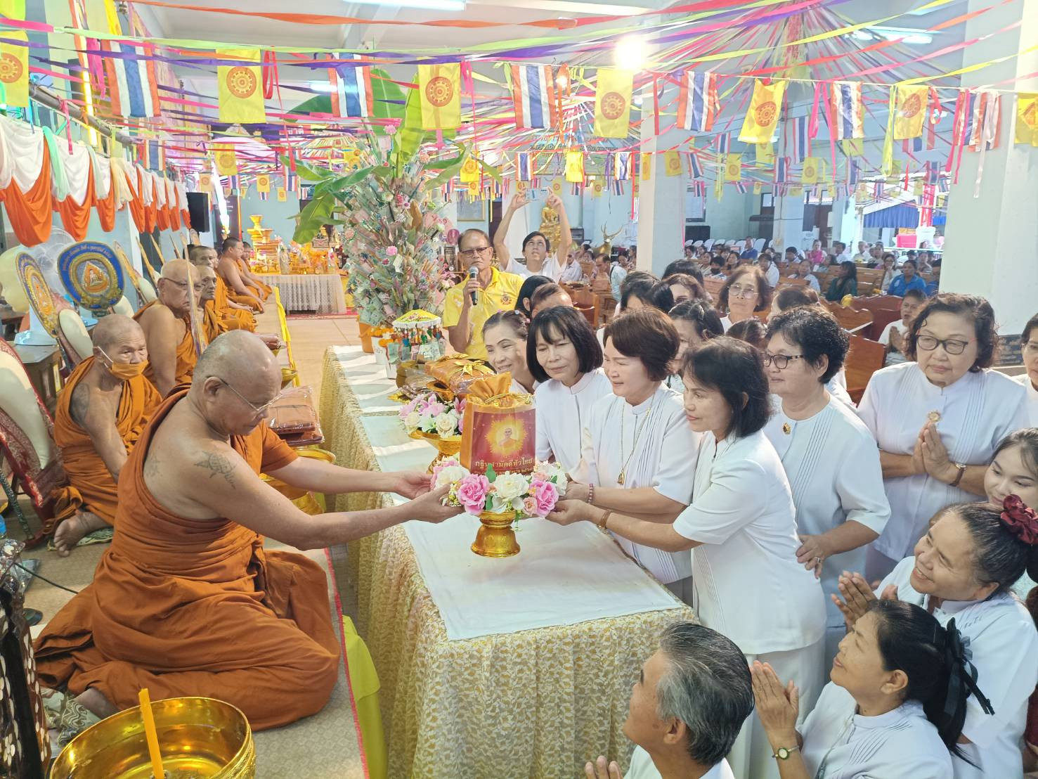 ภาพการถวายปัจจัยวัดหนองคอกหมู