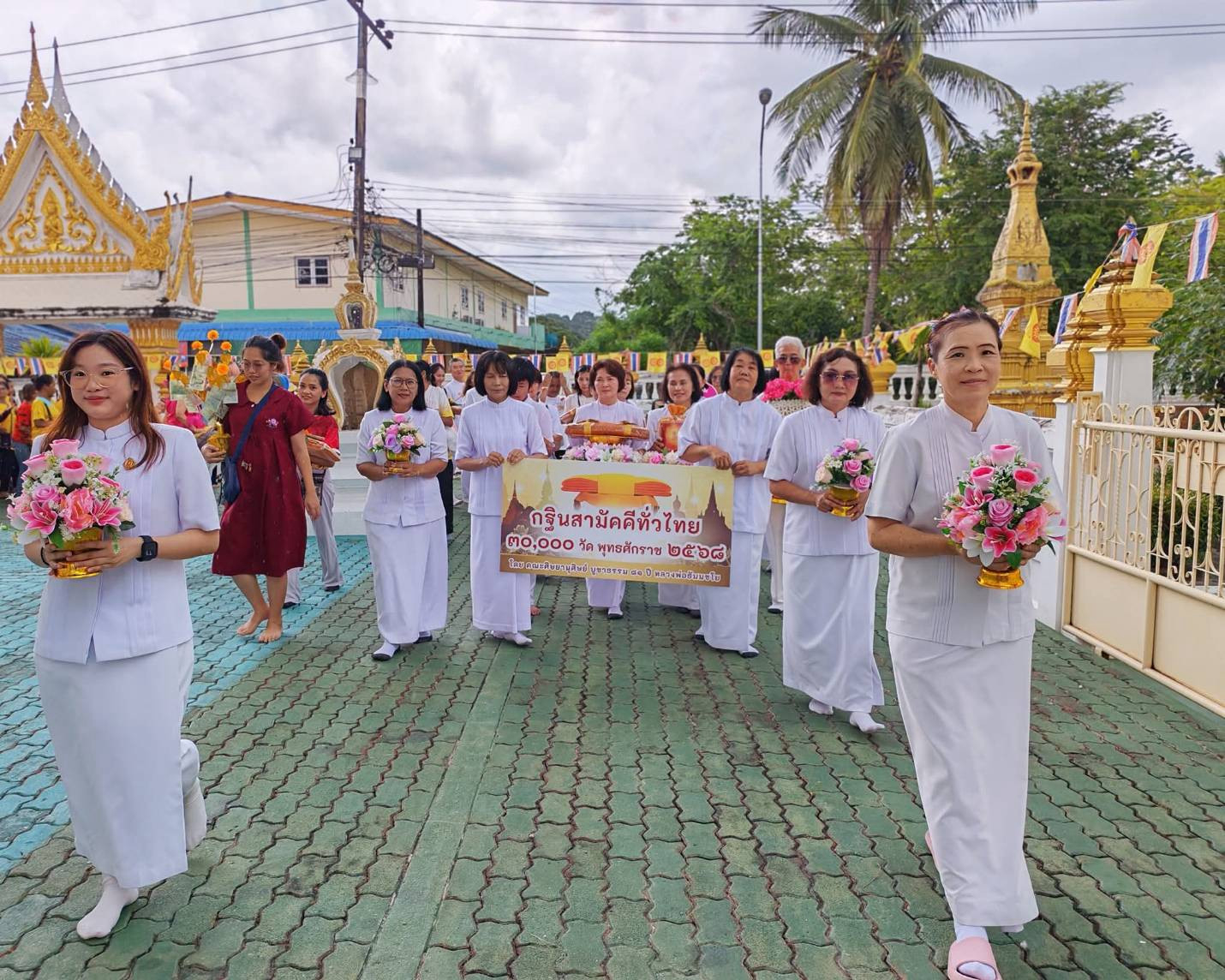 ภาพร่วมขบวนกฐินวัดหนองคอกหมู