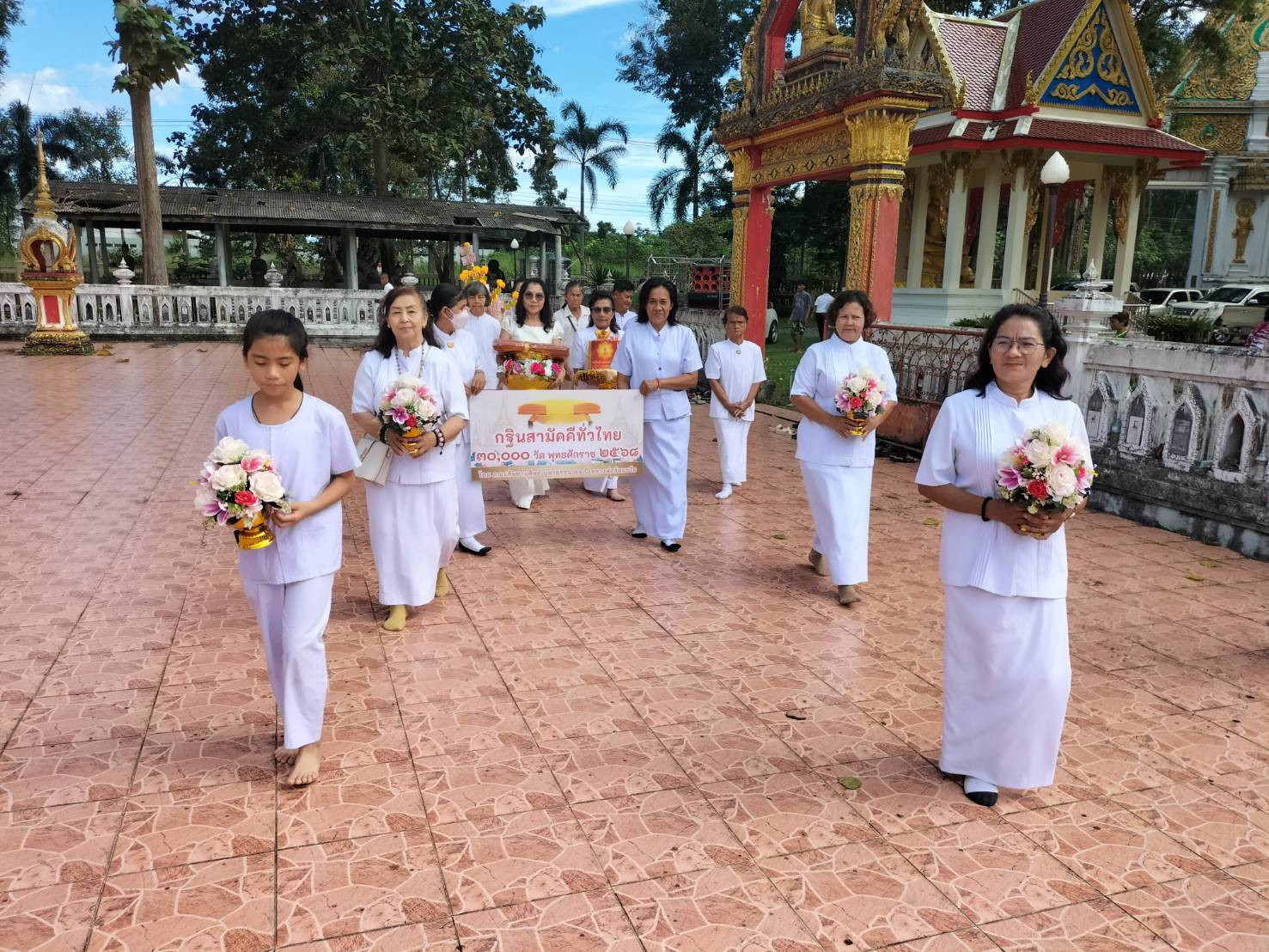 ภาพร่วมขบวนกฐินวัดหนองน้ำขุ่น