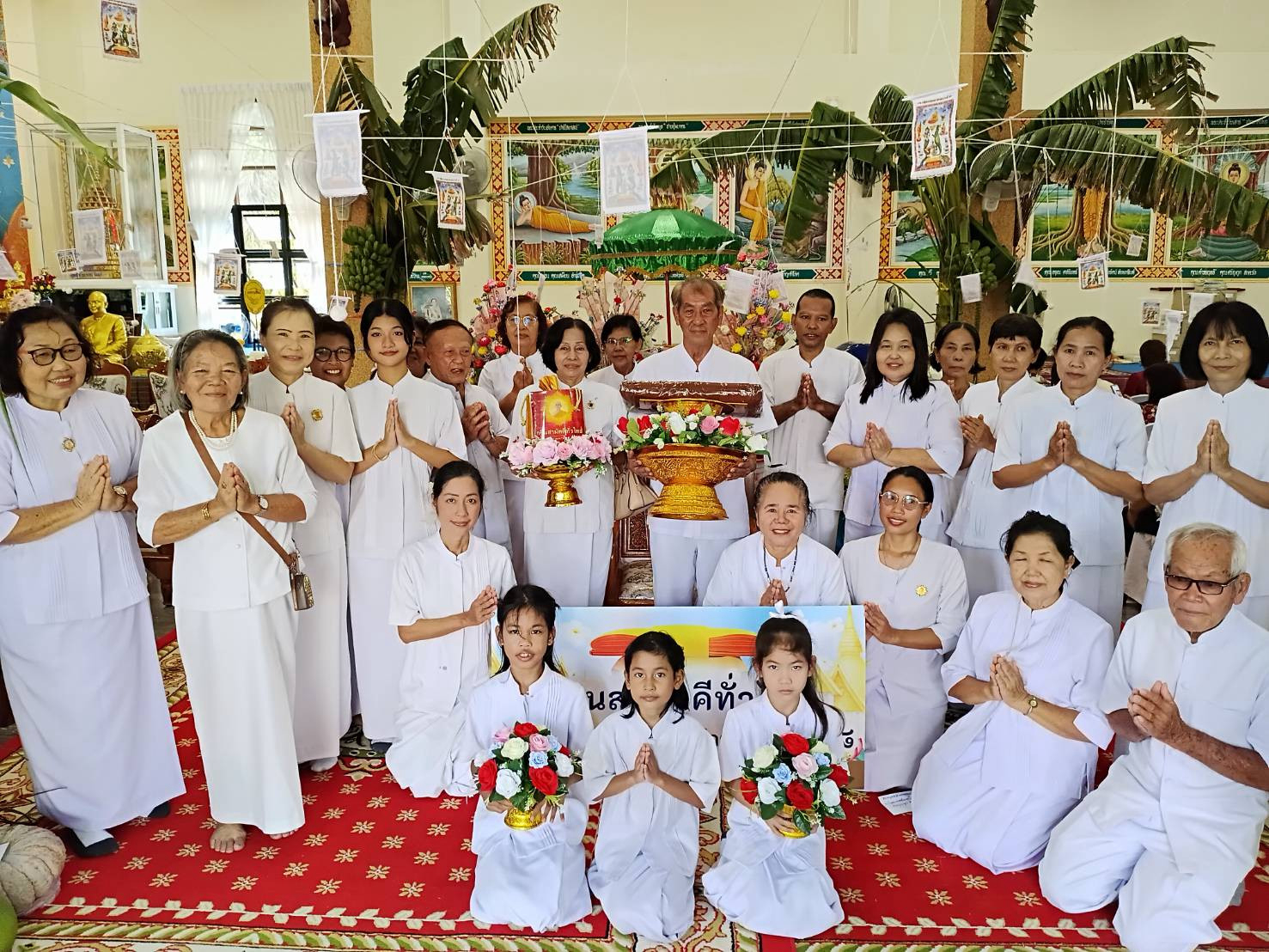 ภาพหมู่ถือพานถวายปัจจัยวัดจุฬามุนี