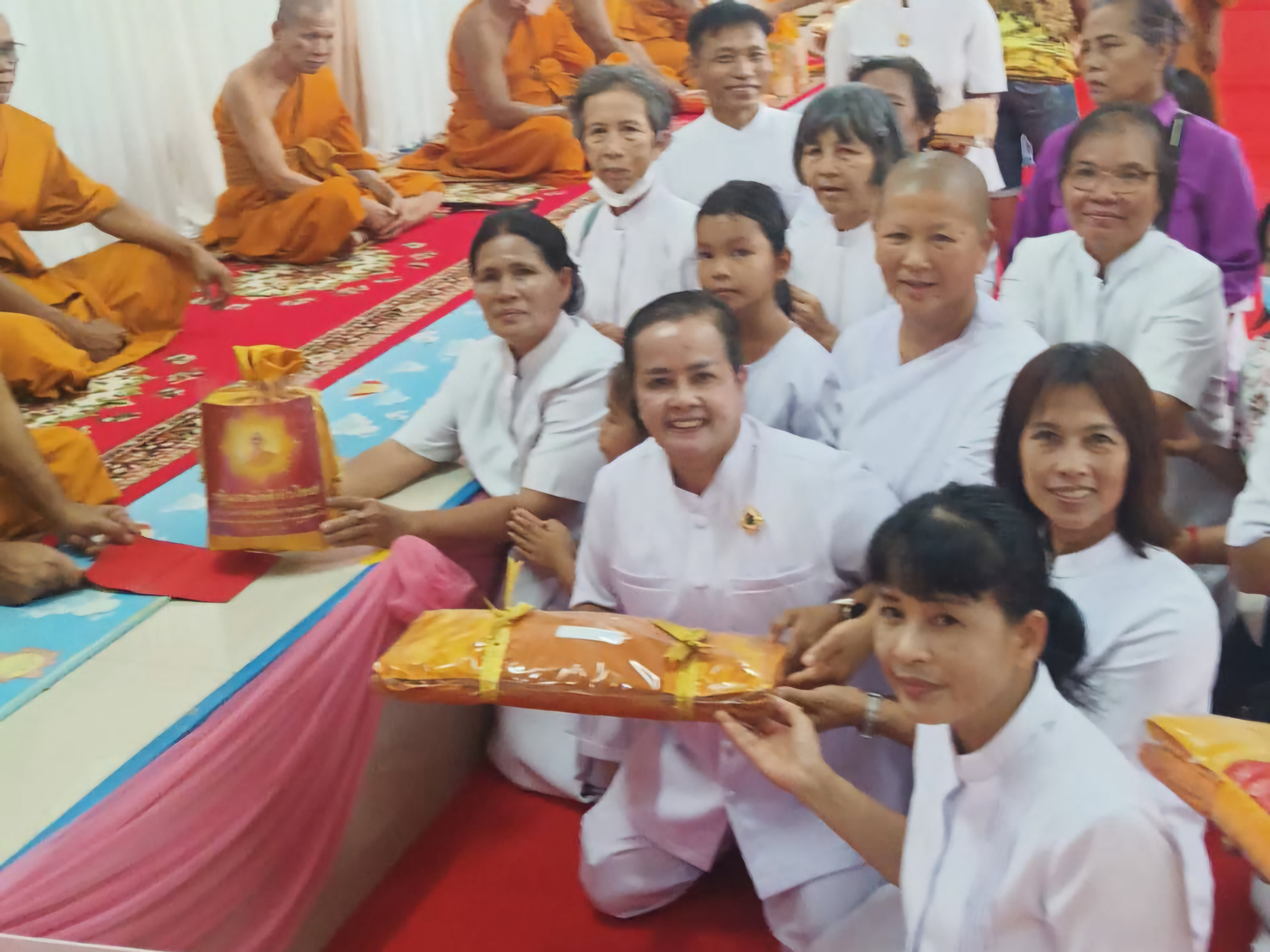 ภาพการถวายปัจจัยวัดอ่างตานนท์