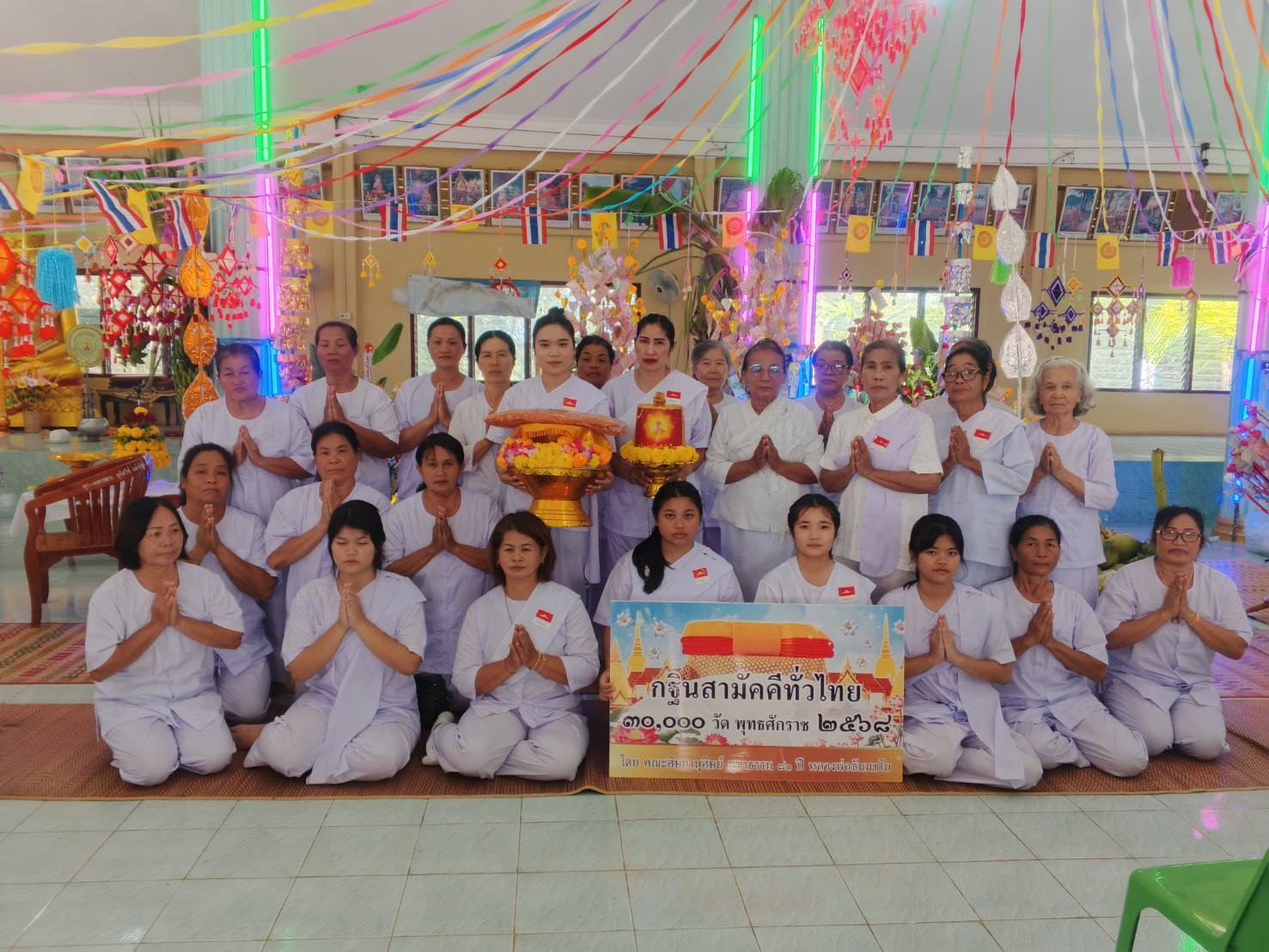 ภาพหมู่ถือพานถวายปัจจัยที่พักสงฆ์เนินสมบูรณ์