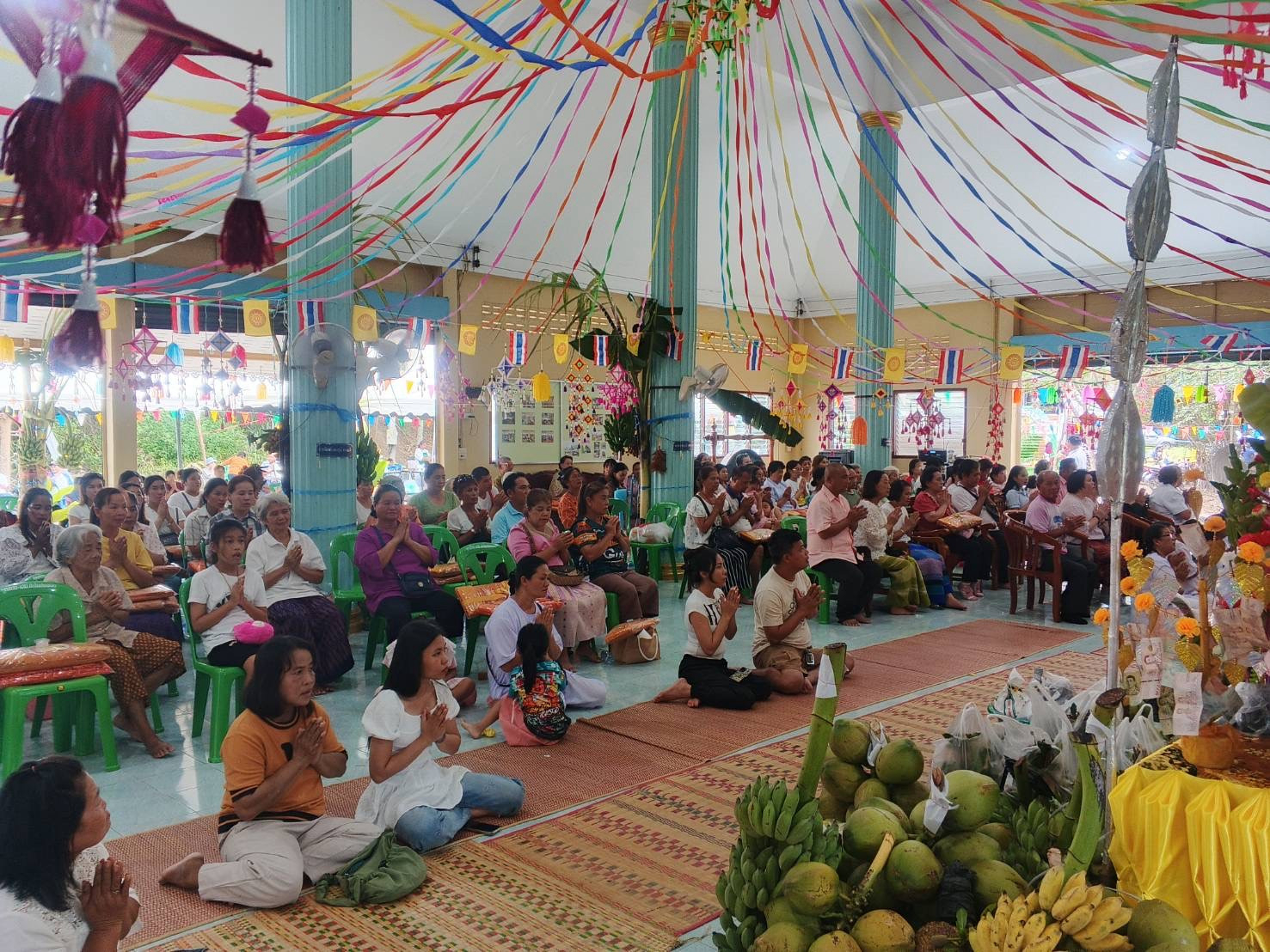 ภาพร่วมพิธีกรรมที่พักสงฆ์เนินสมบูรณ์