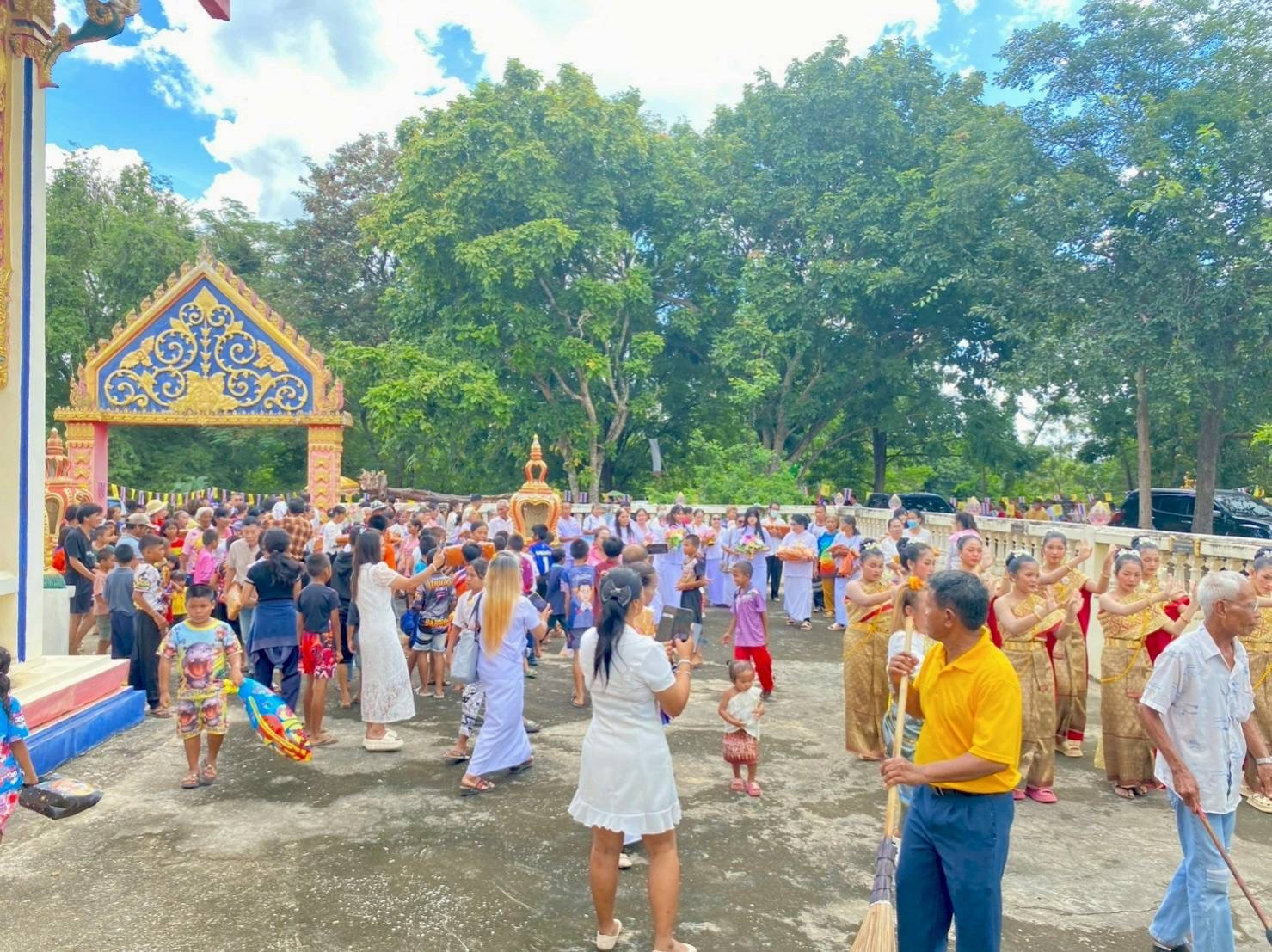 ภาพร่วมพิธีกรรมวัดภูน้ำเกลี้ยง