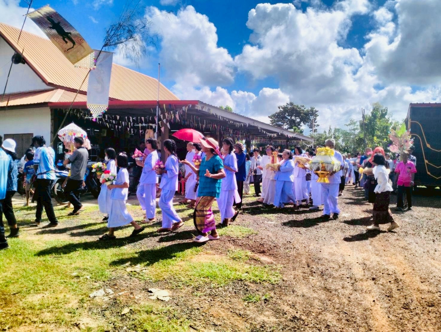 ภาพร่วมพิธีกรรมที่พักสงฆ์บ้านทัพสยาม