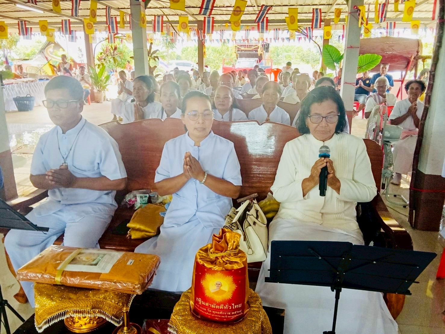 ภาพร่วมพิธีกรรมที่พักสงฆ์บ้านทัพสยาม