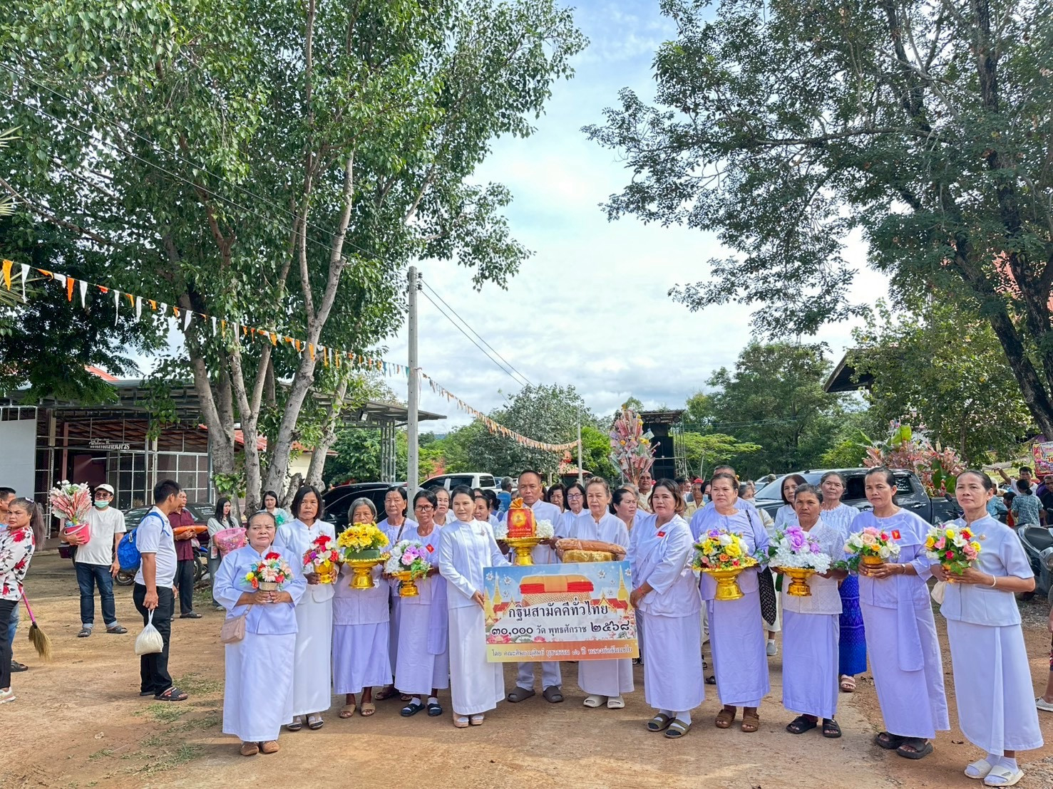 ภาพหมู่ถือพานถวายปัจจัยวัดใหม่ไทยถาวร