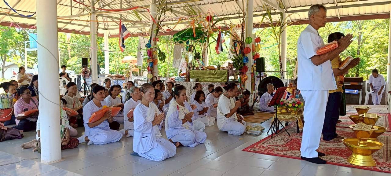 ภาพร่วมพิธีกรรมที่พักสงฆ์เย็นเจริญ