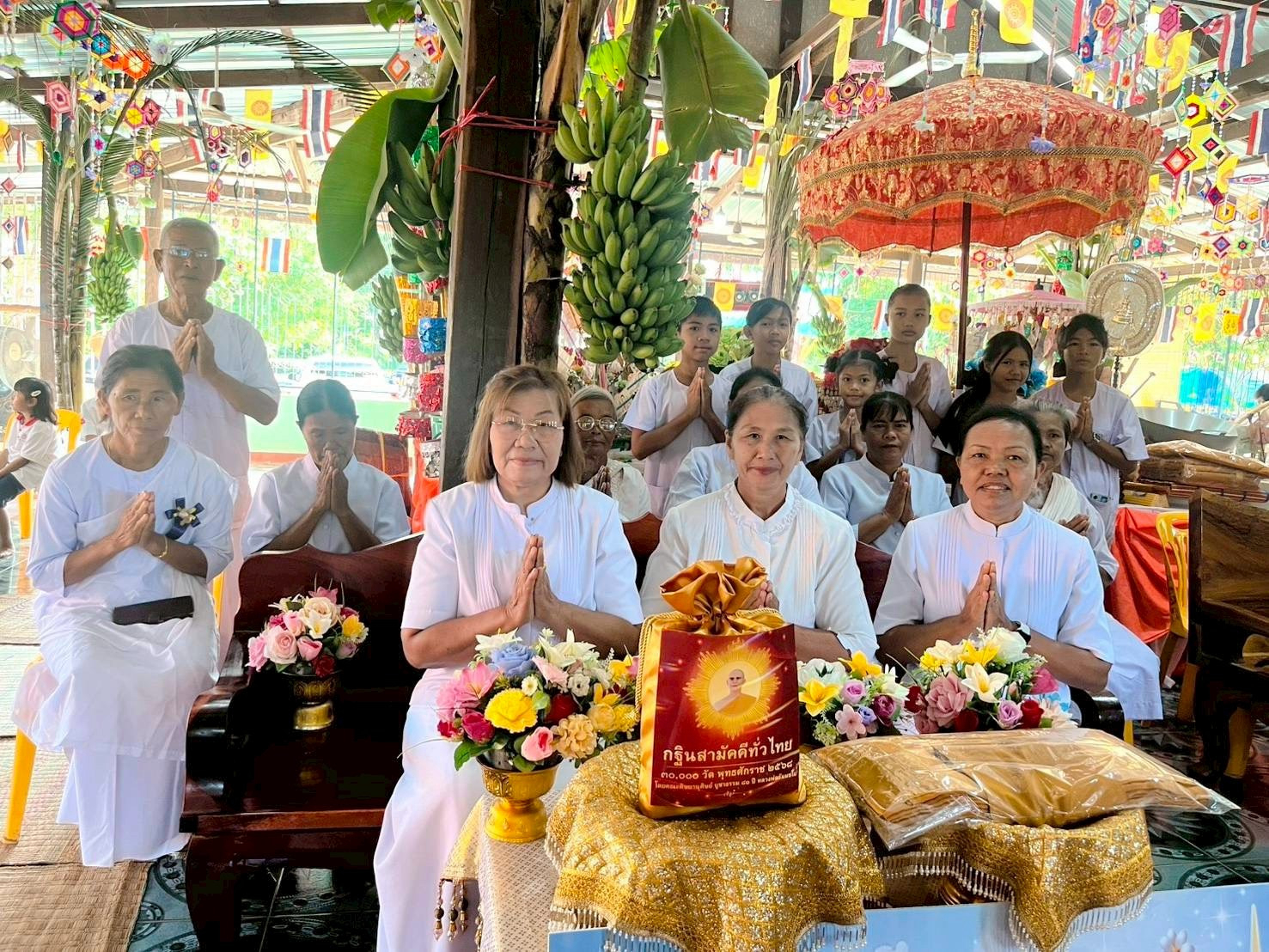 ภาพหมู่ถือพานถวายปัจจัยวัดยอดอุดม