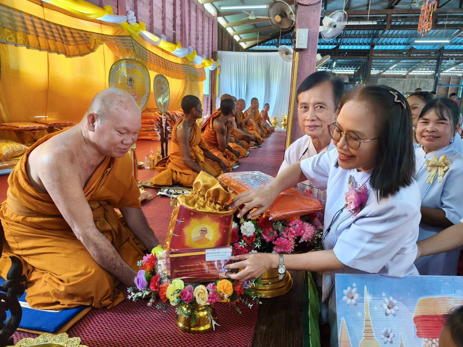 ภาพการถวายปัจจัยวัดกุดหิน