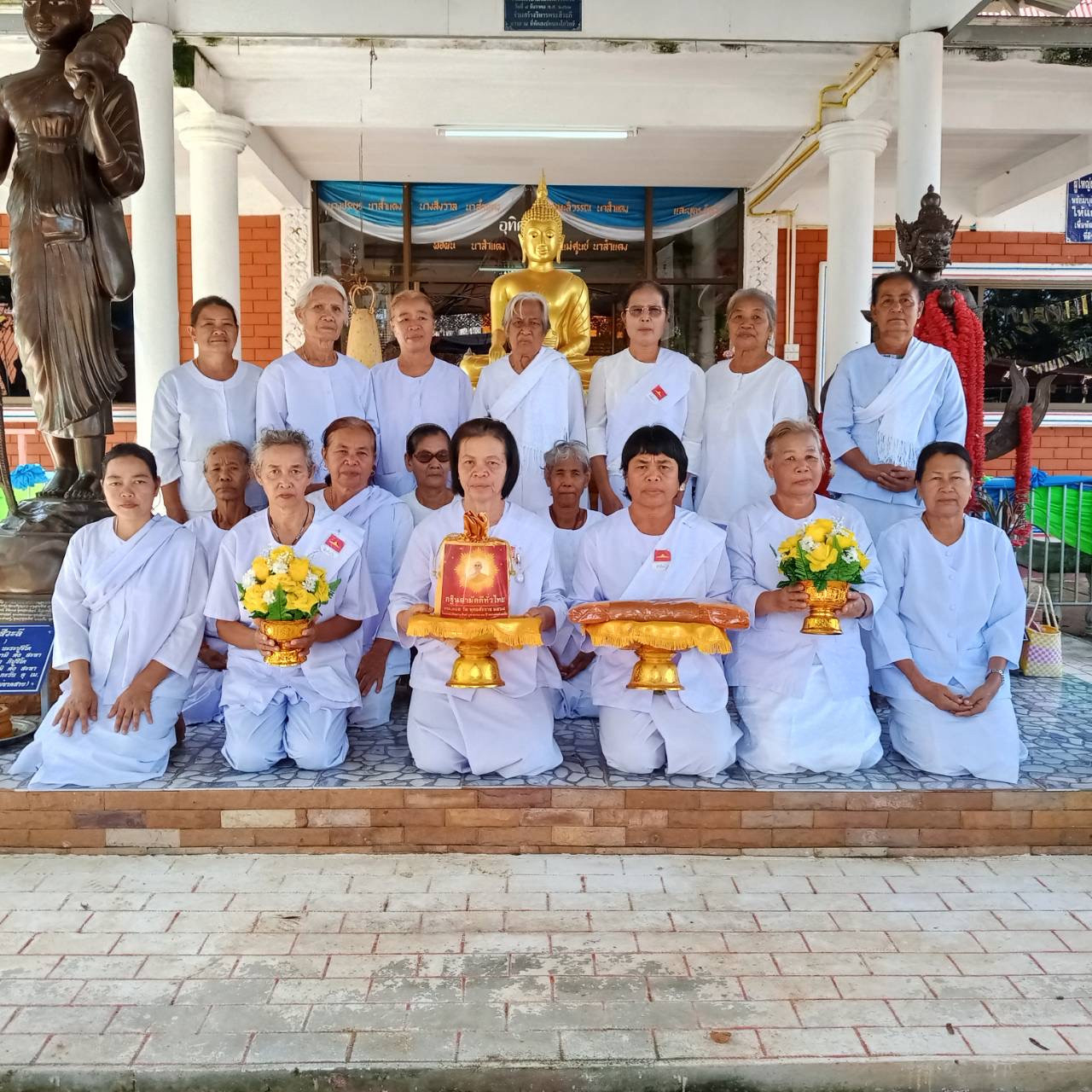 ภาพหมู่ถือพานถวายปัจจัยวัดหนองโกวิทย์