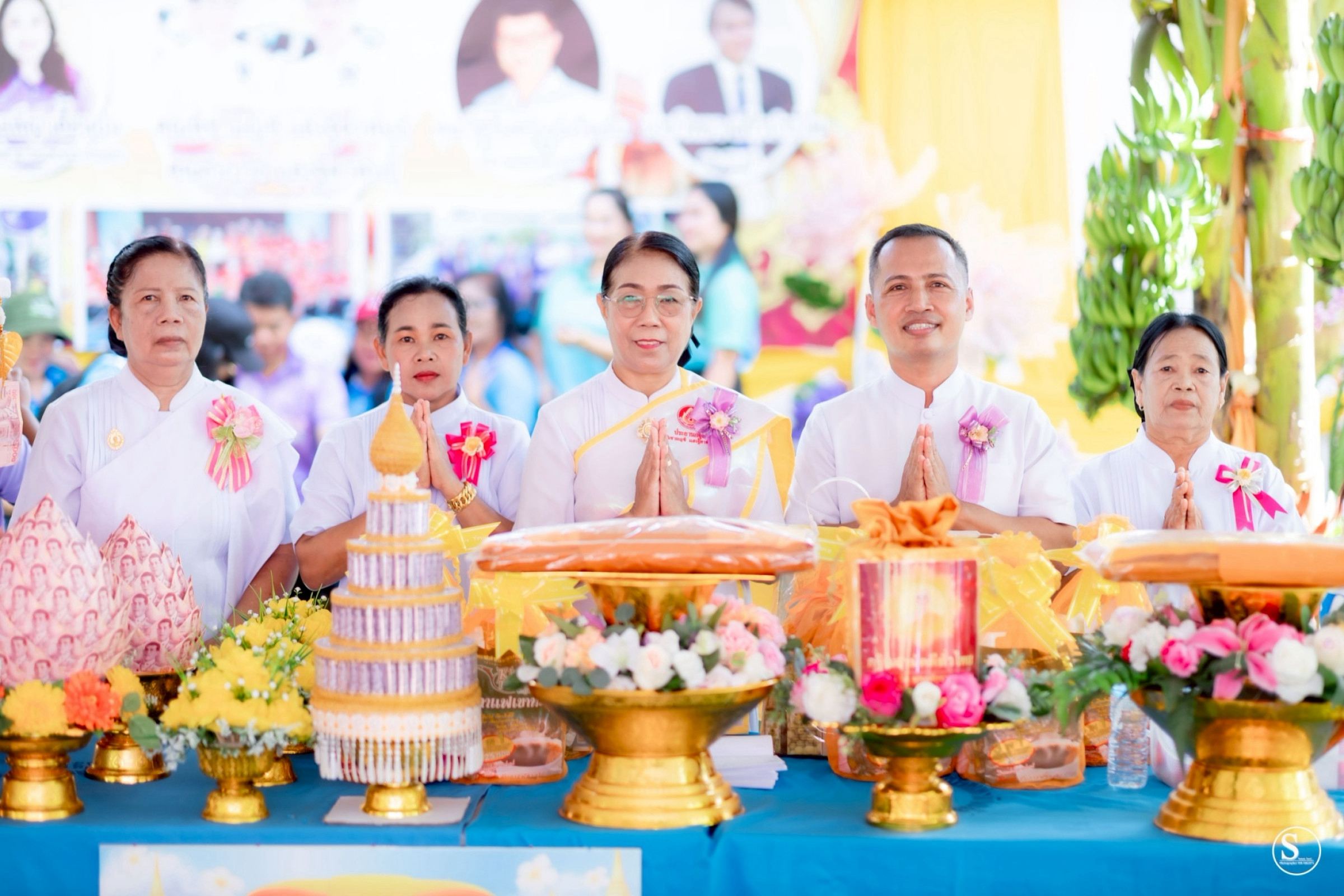 ภาพหมู่ถือพานถวายปัจจัยวัดหนองแซะ