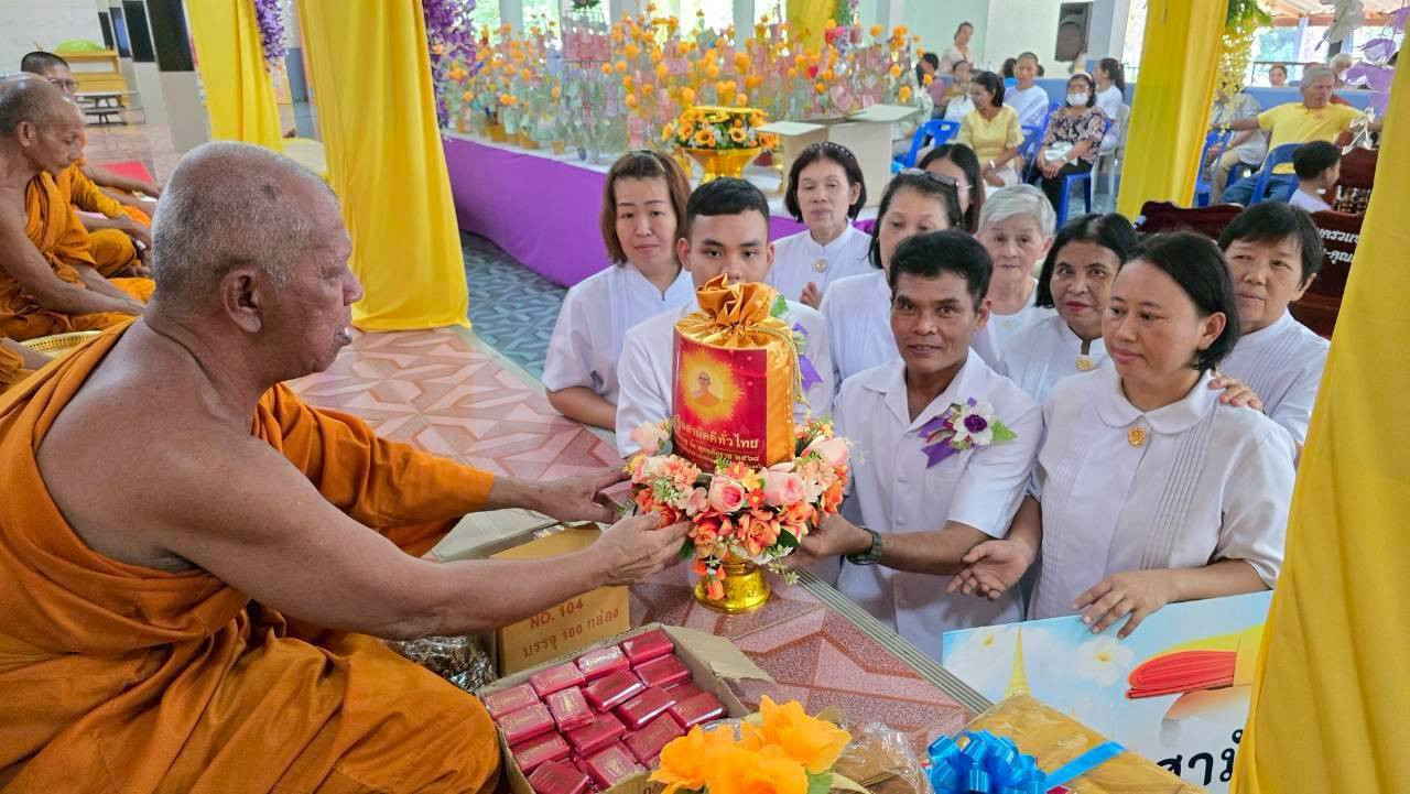 ภาพการถวายปัจจัยวัดกาลพัฒนาราม (บ้านหนองจระเข้)