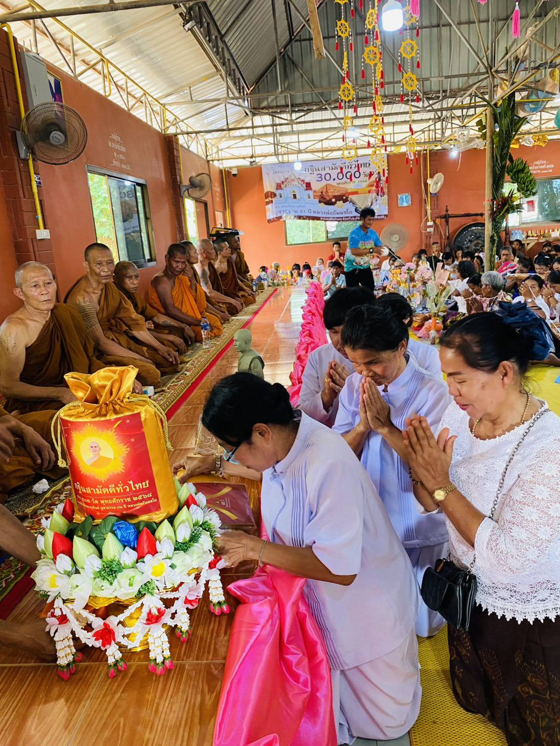 ภาพการถวายปัจจัยที่พักสงฆ์สวนป่าสามัคคีธรรม