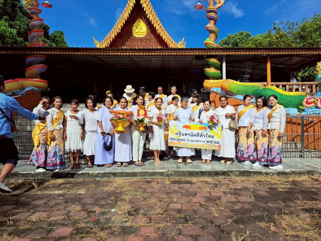 ภาพหมู่ถือพานถวายปัจจัยวัดก้างปลา