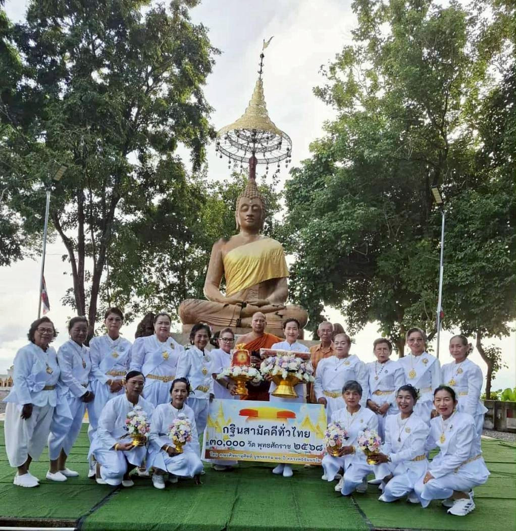 ภาพหมู่ถือพานถวายปัจจัยวัดควนสงฆ์