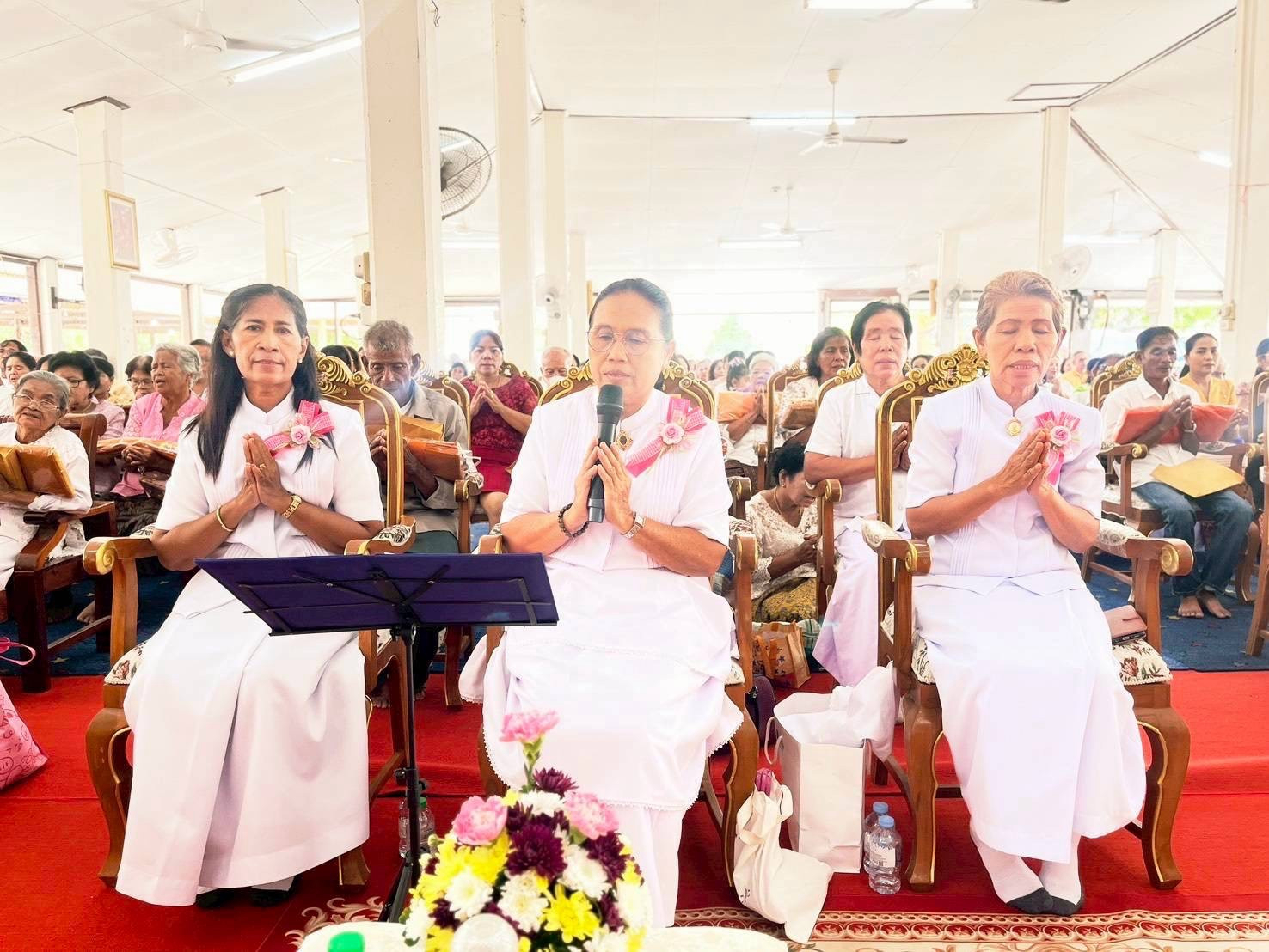 ภาพร่วมพิธีกรรมวัดแดง