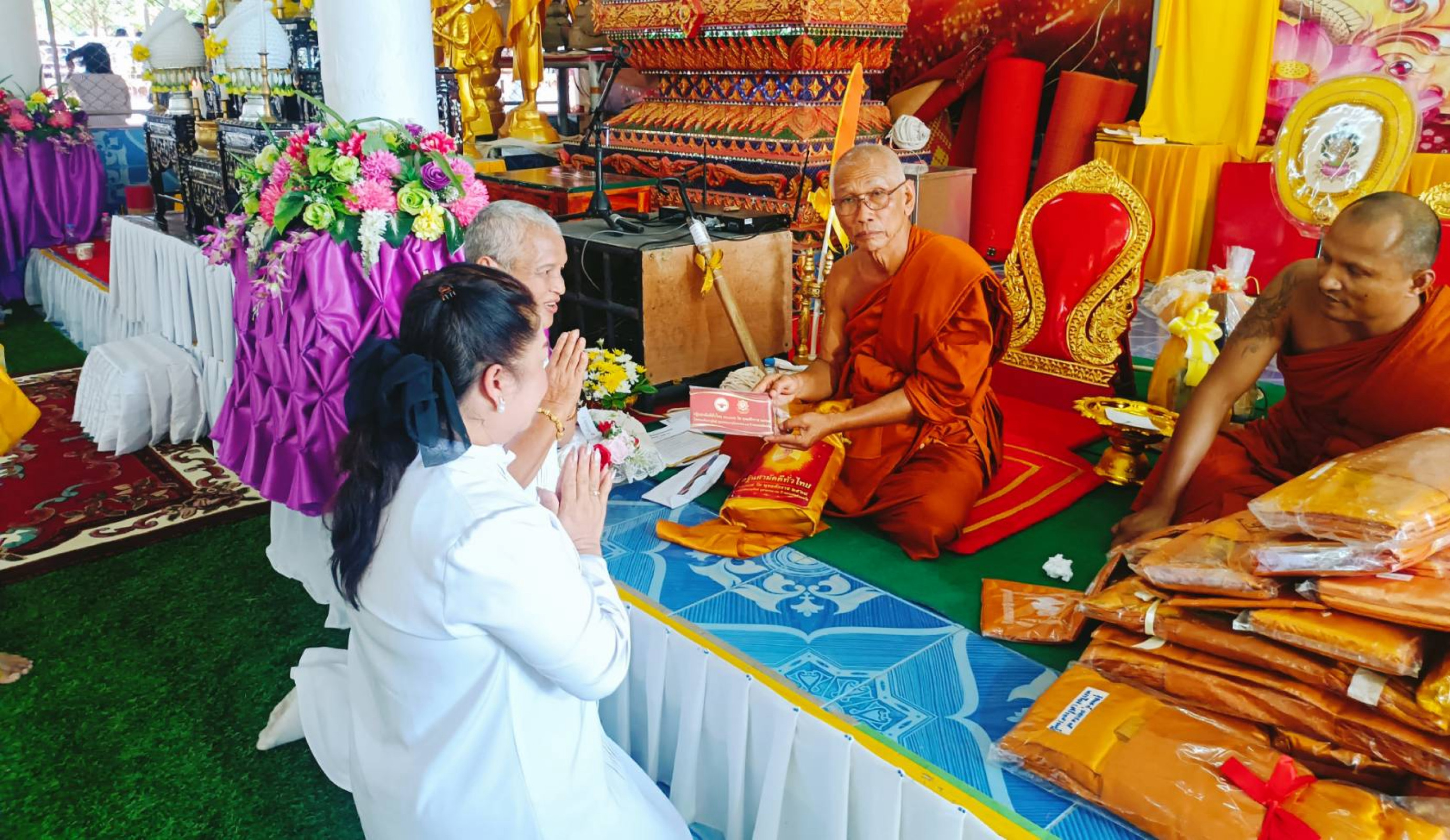 ภาพการถวายปัจจัยวัดภูเขาดิน