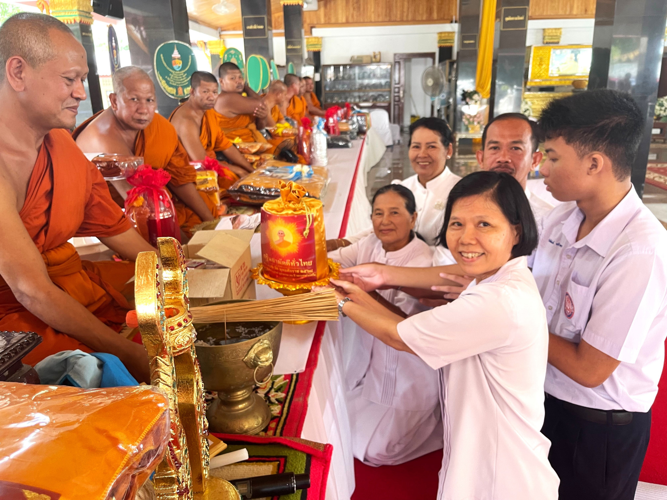 ภาพการถวายปัจจัยวัดกระดังงา