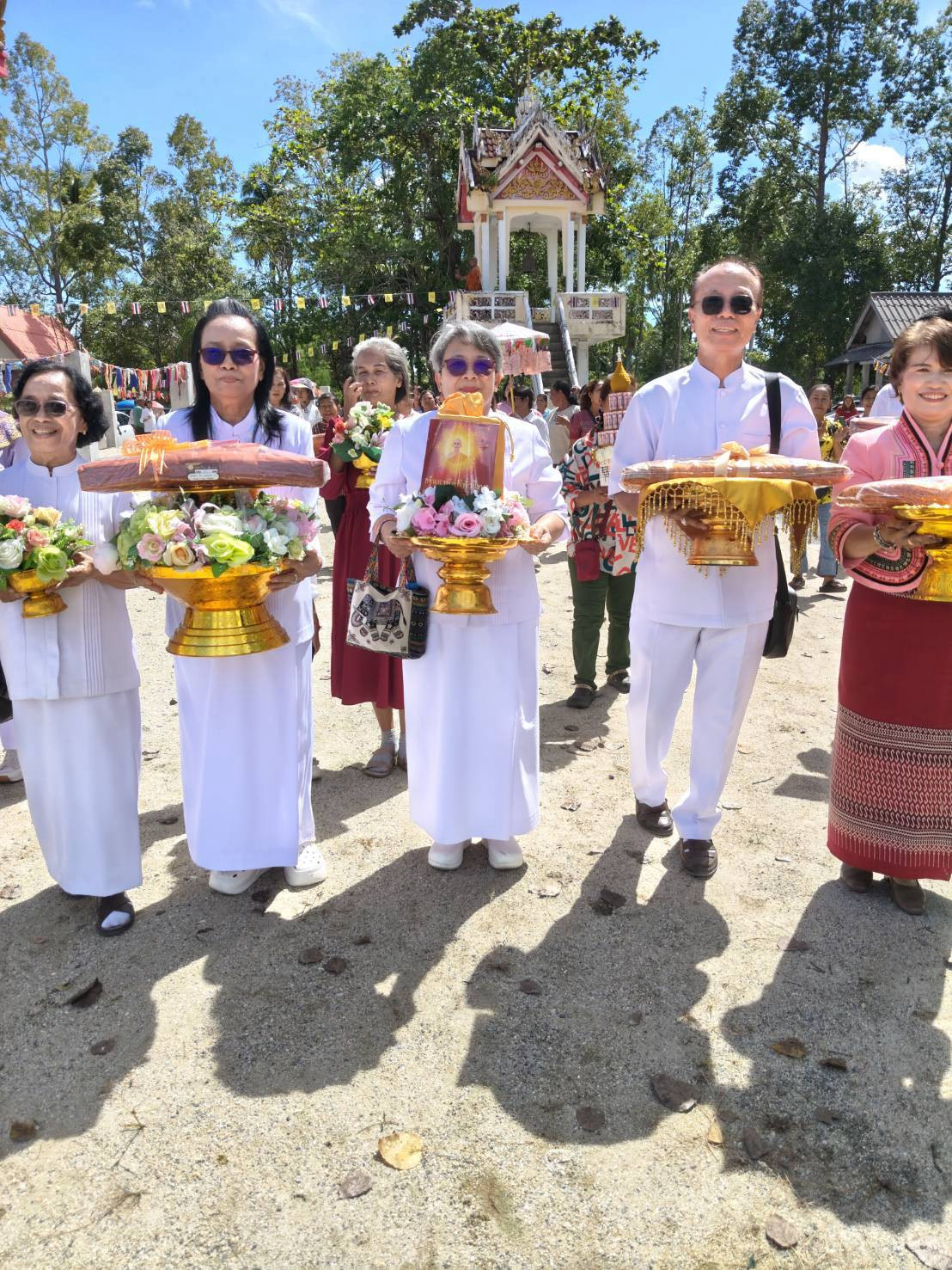 ภาพหมู่ถือพานถวายปัจจัยวัดโบสถ์